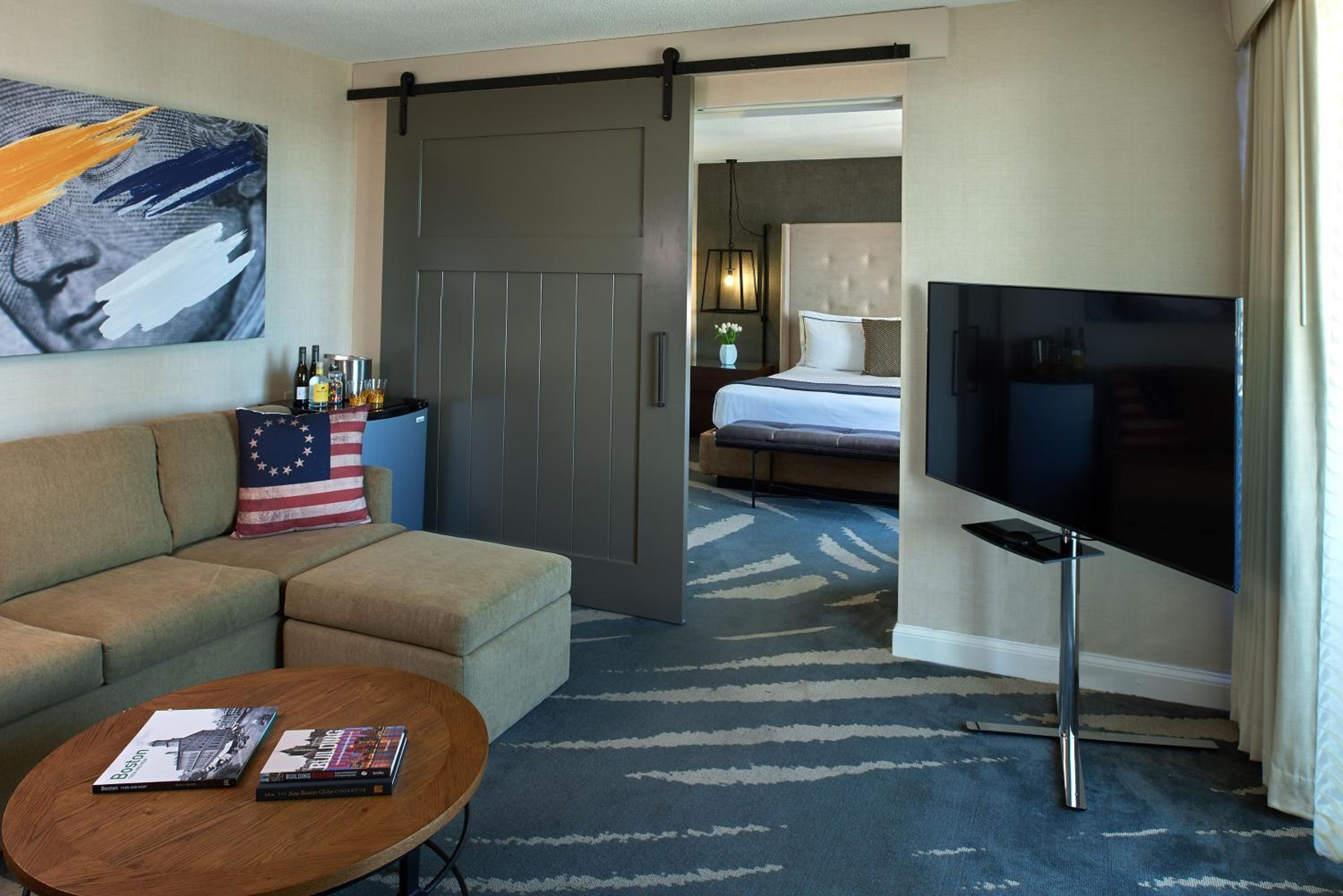 One Bedroom Skyline View Suite, King Bed photo 3
