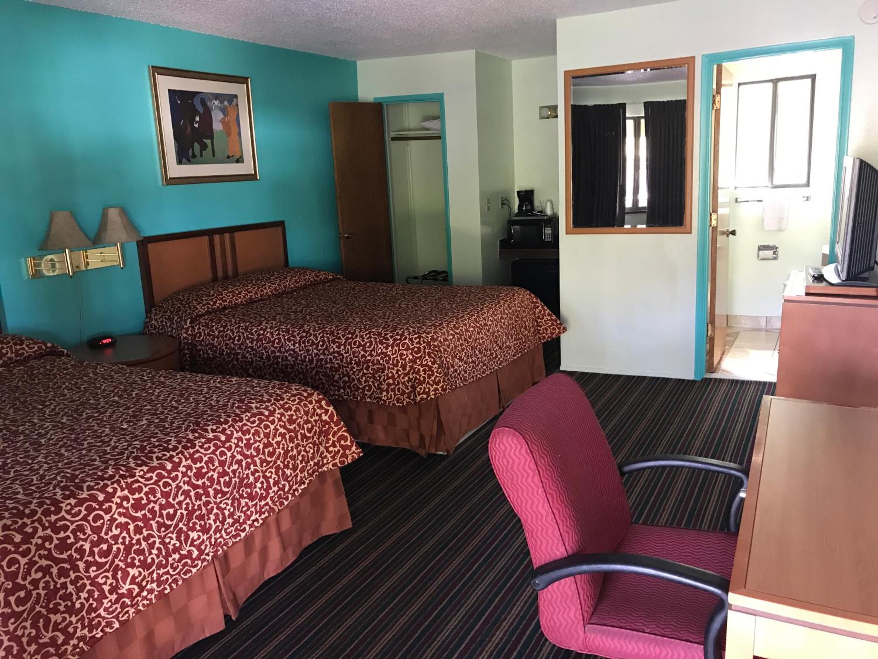 Queen Room with Two Queen Beds - Photo 3