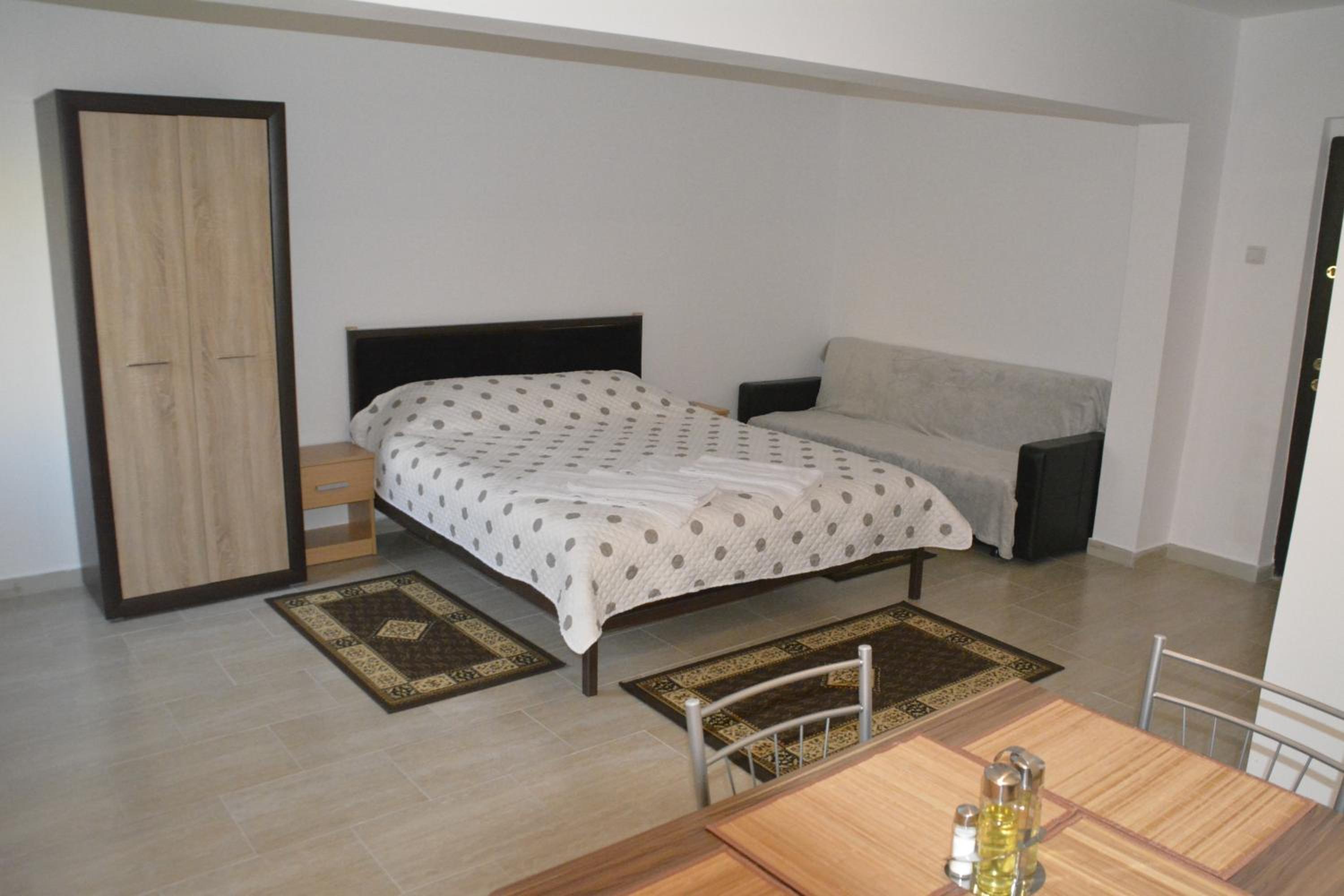 Studio Apartment - Photo 1