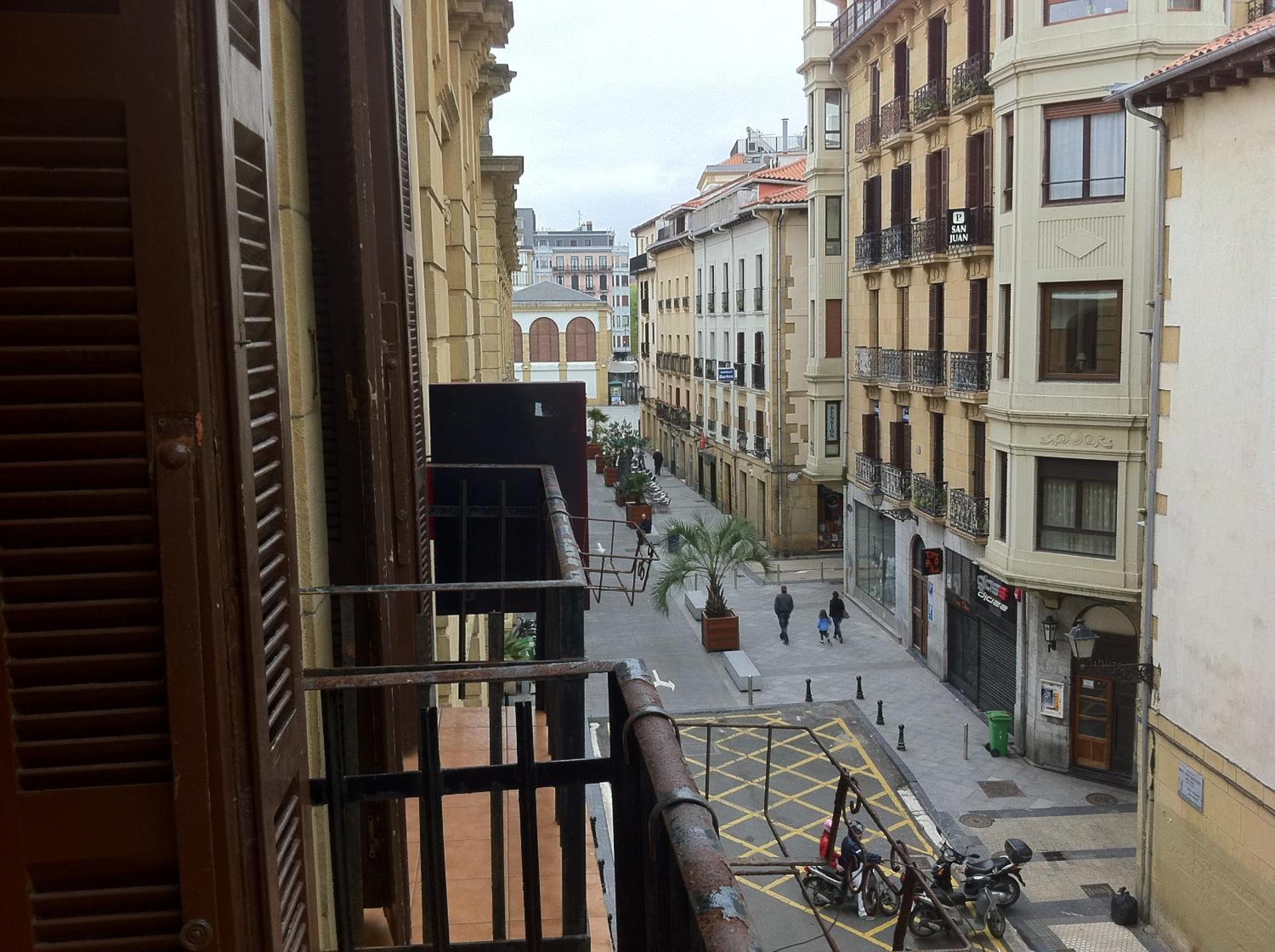 Single Room With Balcony And Shared Bathroom photo 3
