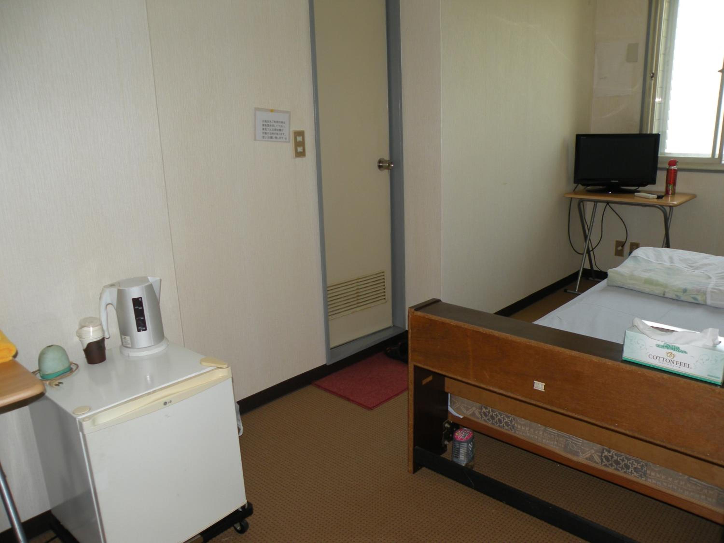 Twin Room - Photo 12