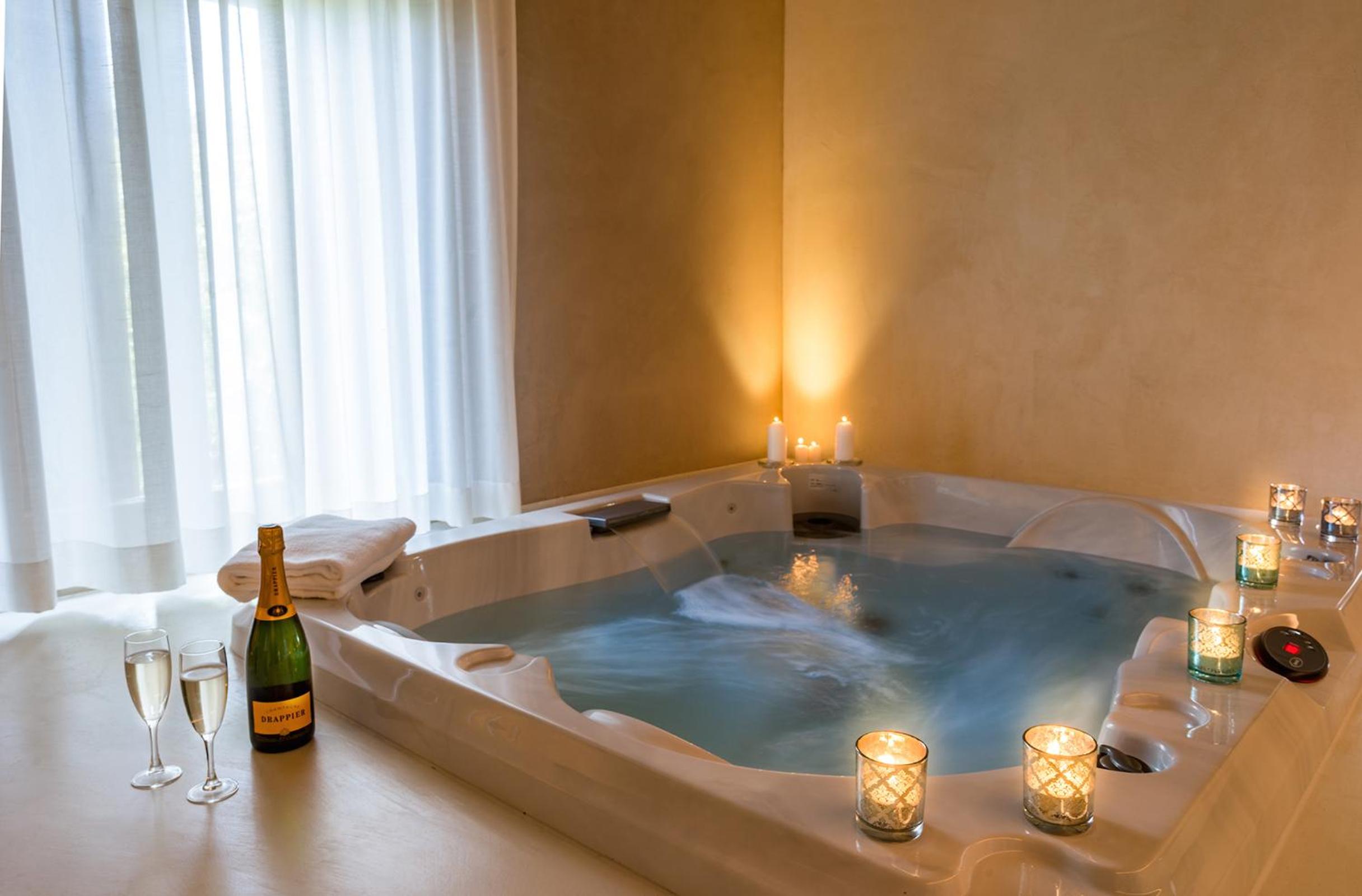 Suite with Spa Bath photo 2