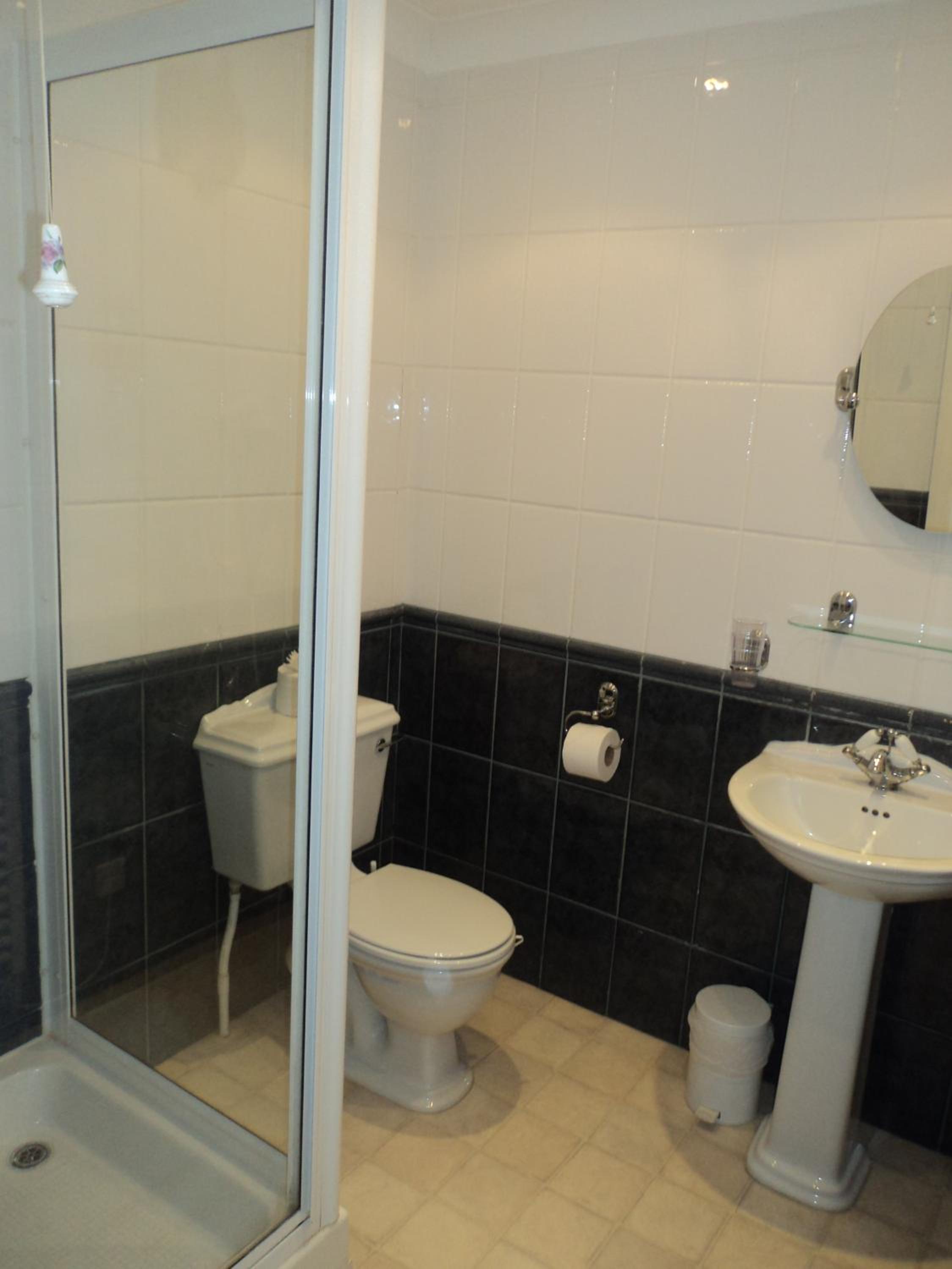 Standard Quadruple Room - Photo 8
