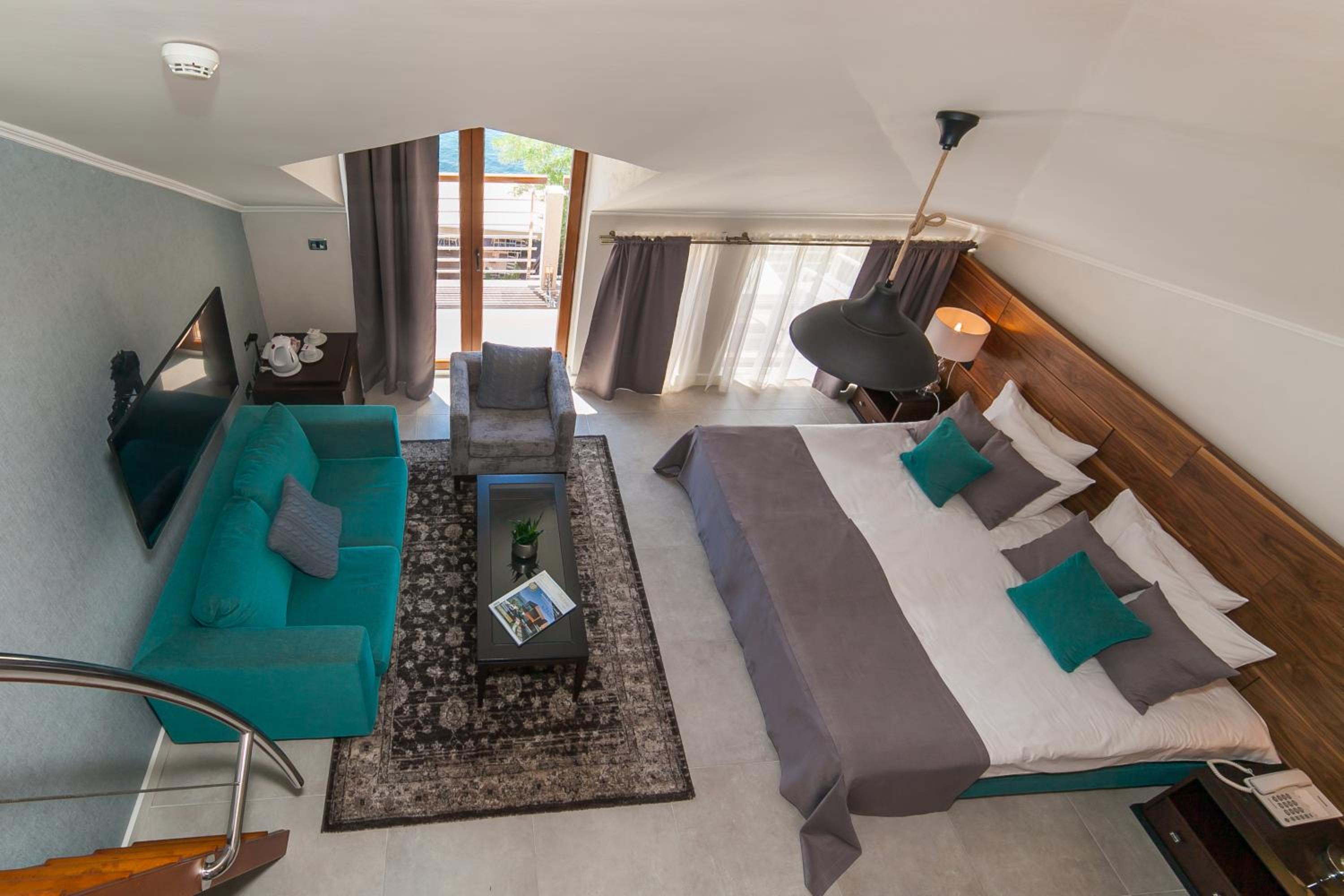Junior Family Suite with Mountain View photo 2