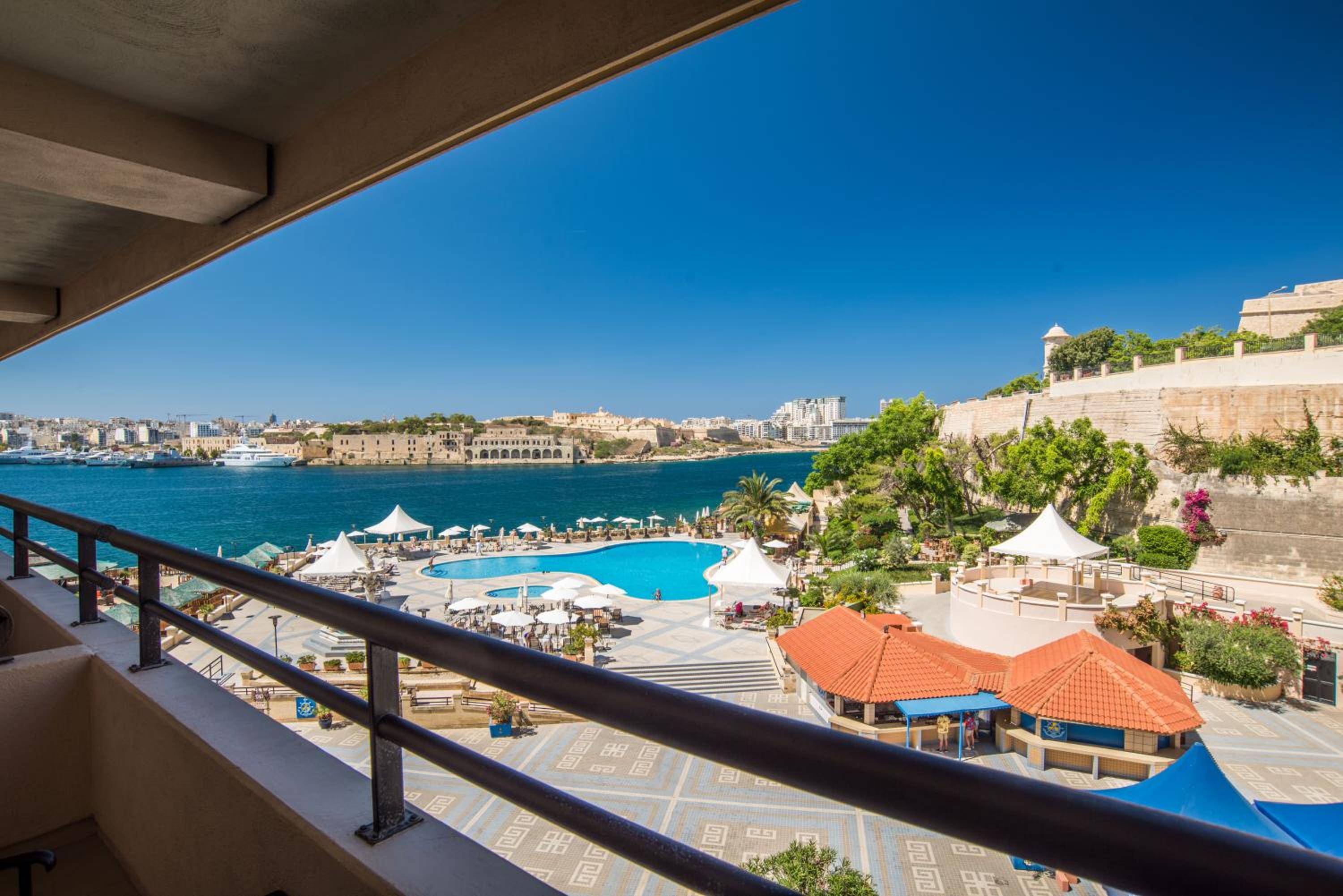 Deluxe Double or Twin Room with Partial Sea View - Photo 2