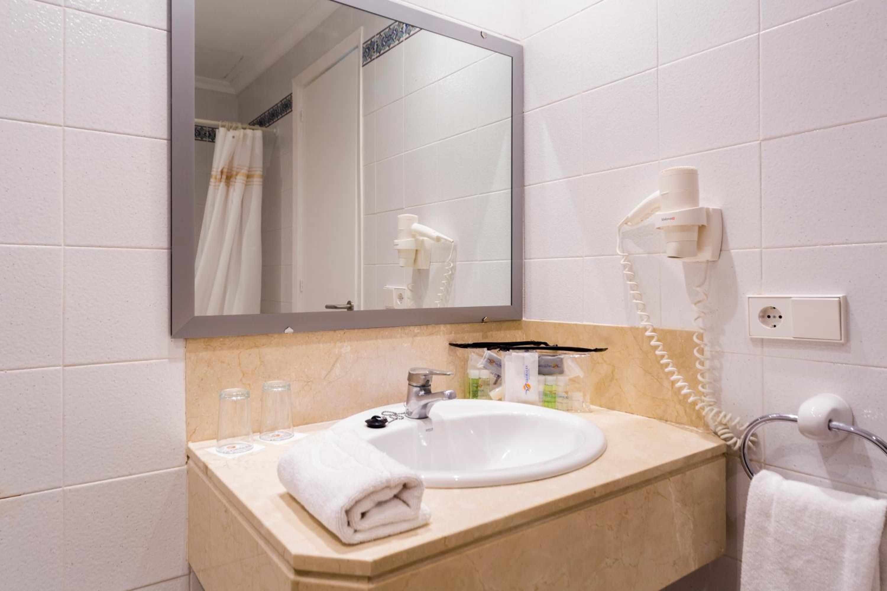 Double or Twin Room (2 Adults + 1 Child) photo 2