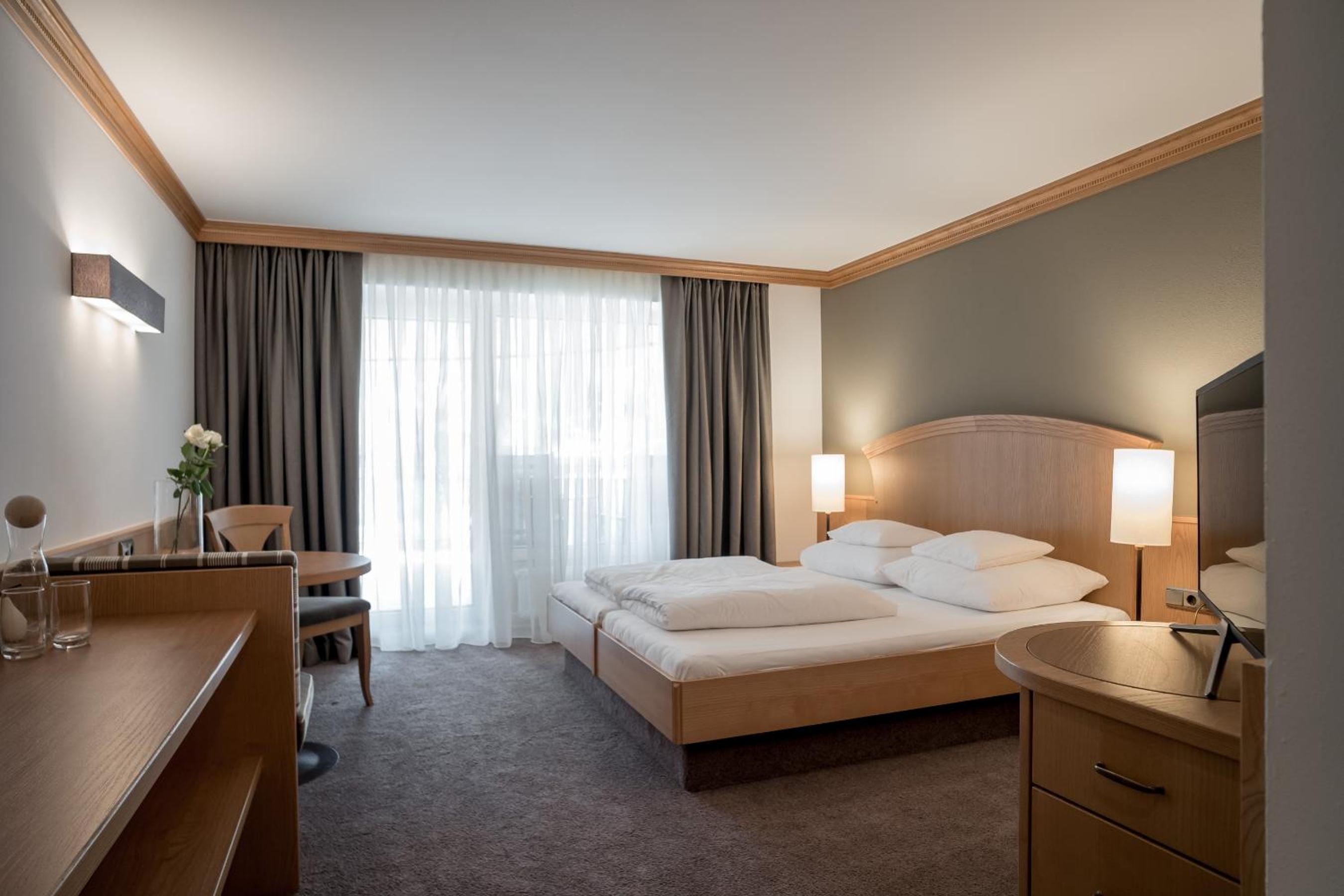 Double Room with Balcony F thumbnail 6