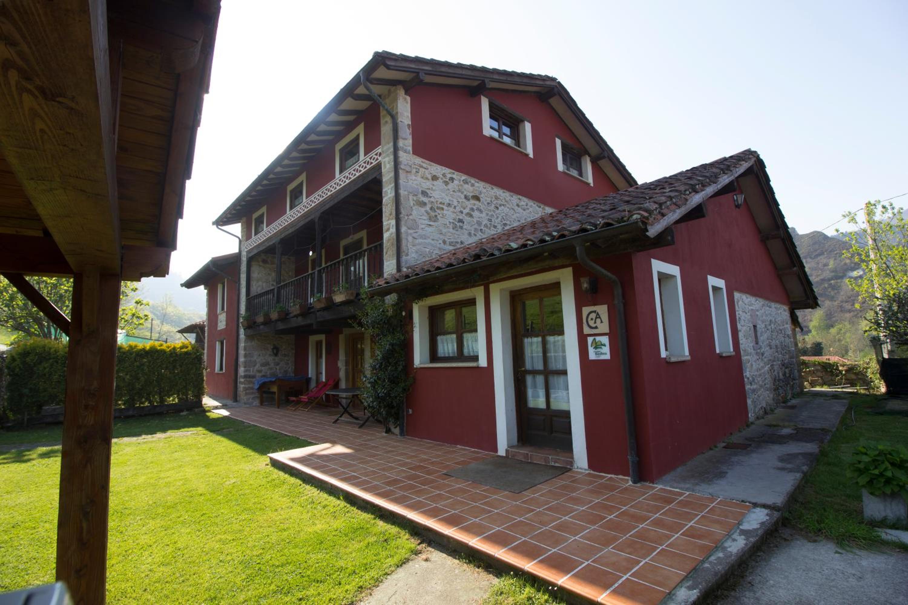 Six-Bedroom House photo 2