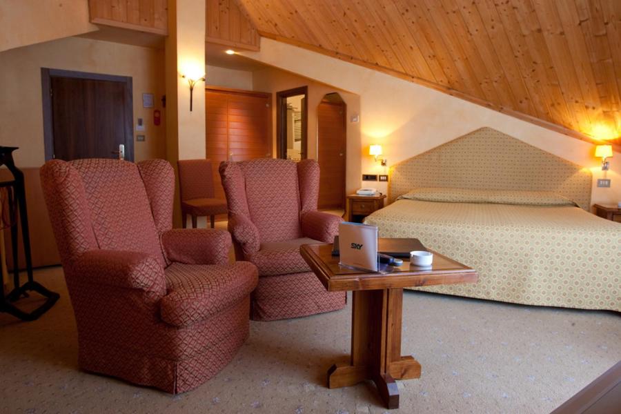 Large Double Room - Photo 3