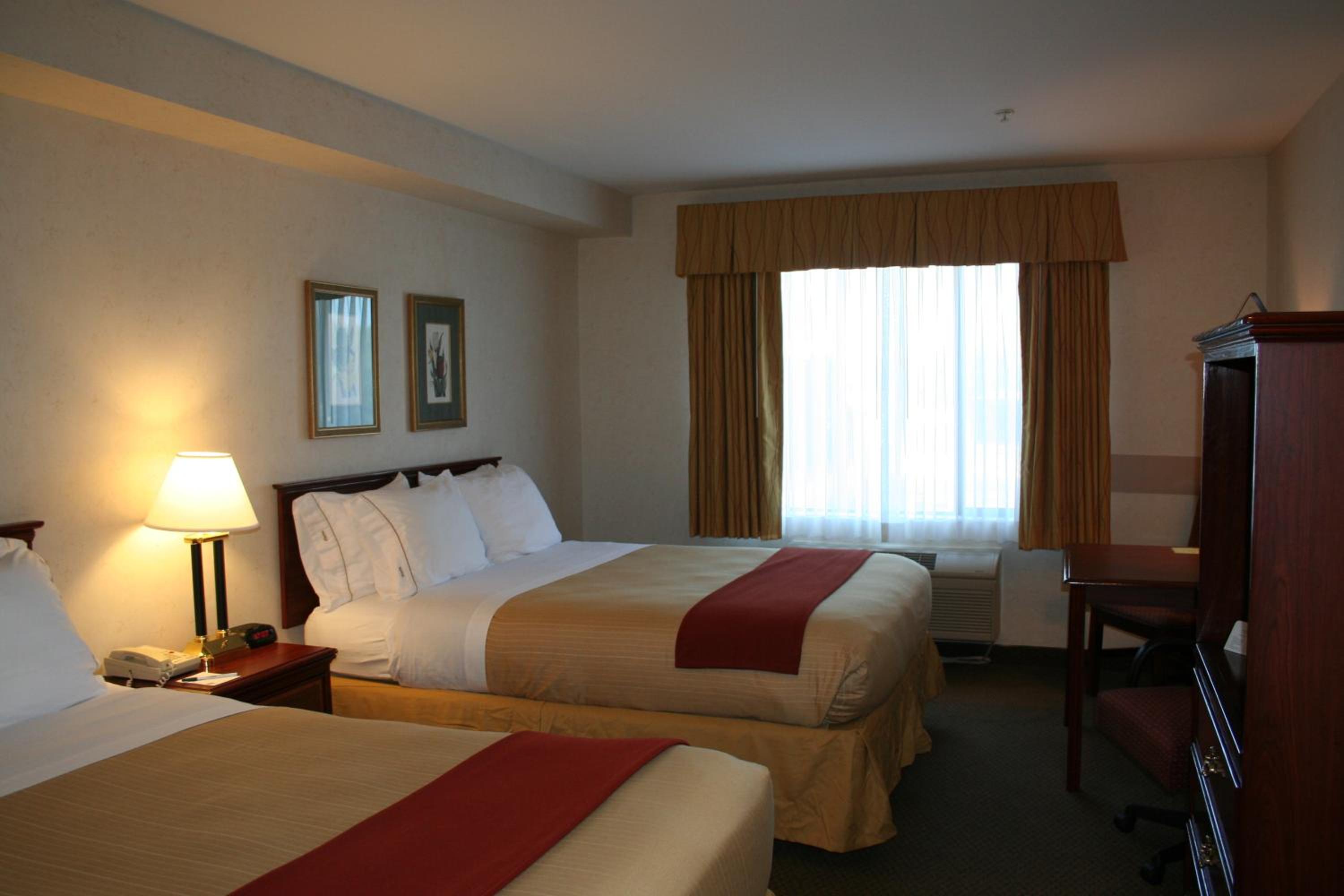 Queen Room with Two Queen Beds photo 1