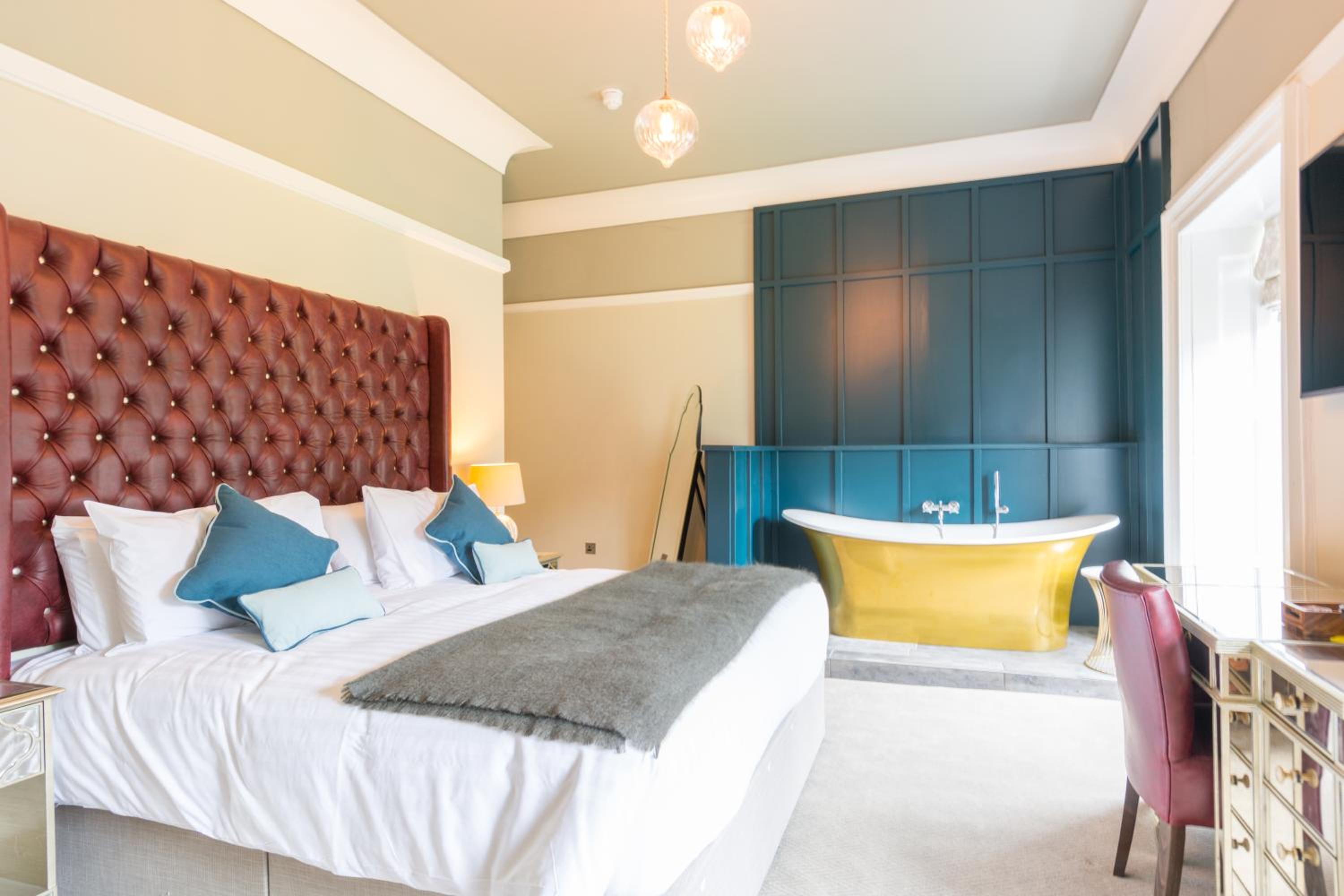 Suite with Bathtub - Non-Smoking photo 1