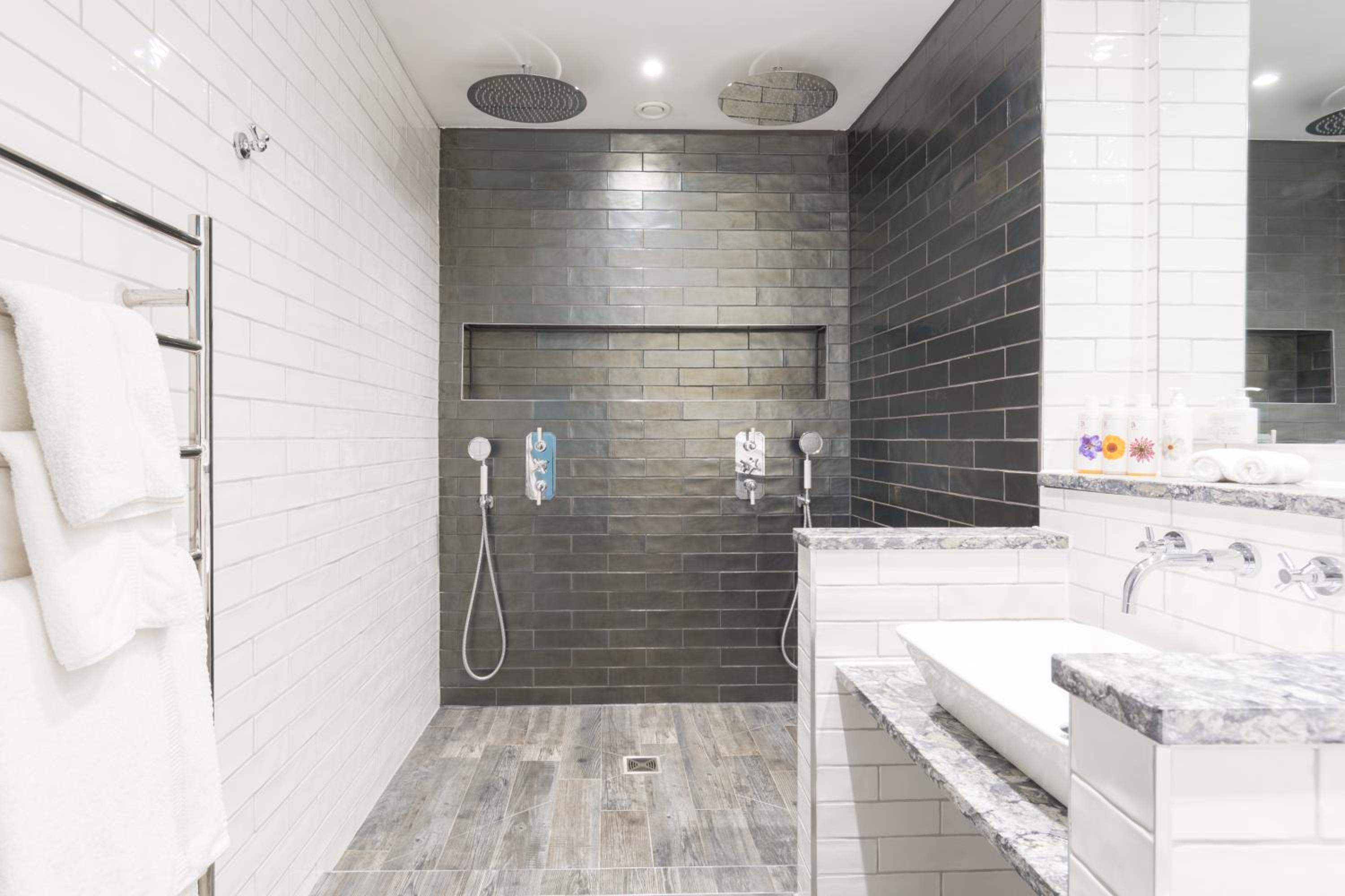 Suite with Bathtub - Non-Smoking photo 2