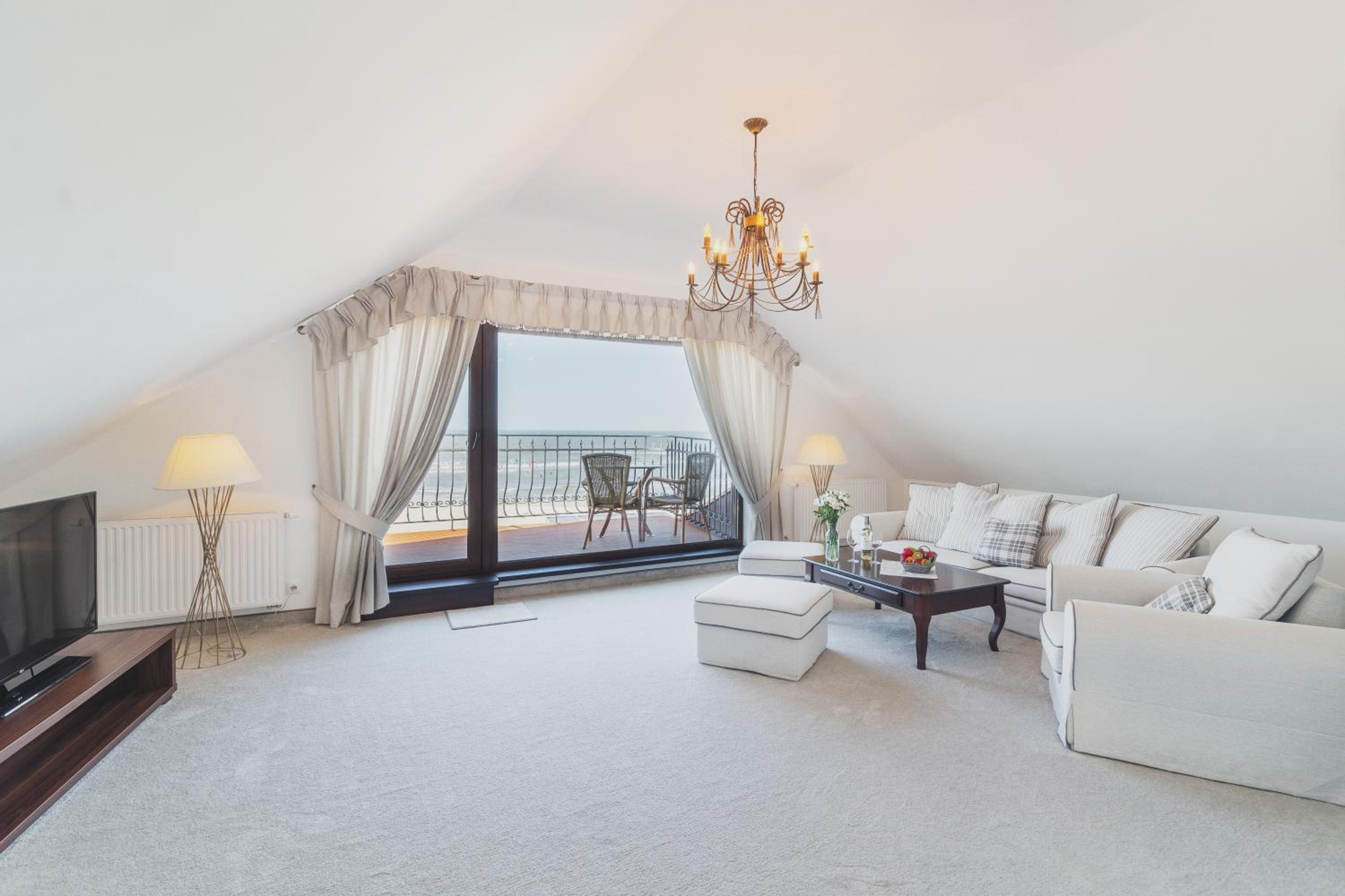 One-Bedroom Apartment with Balcony and Sea View photo 1