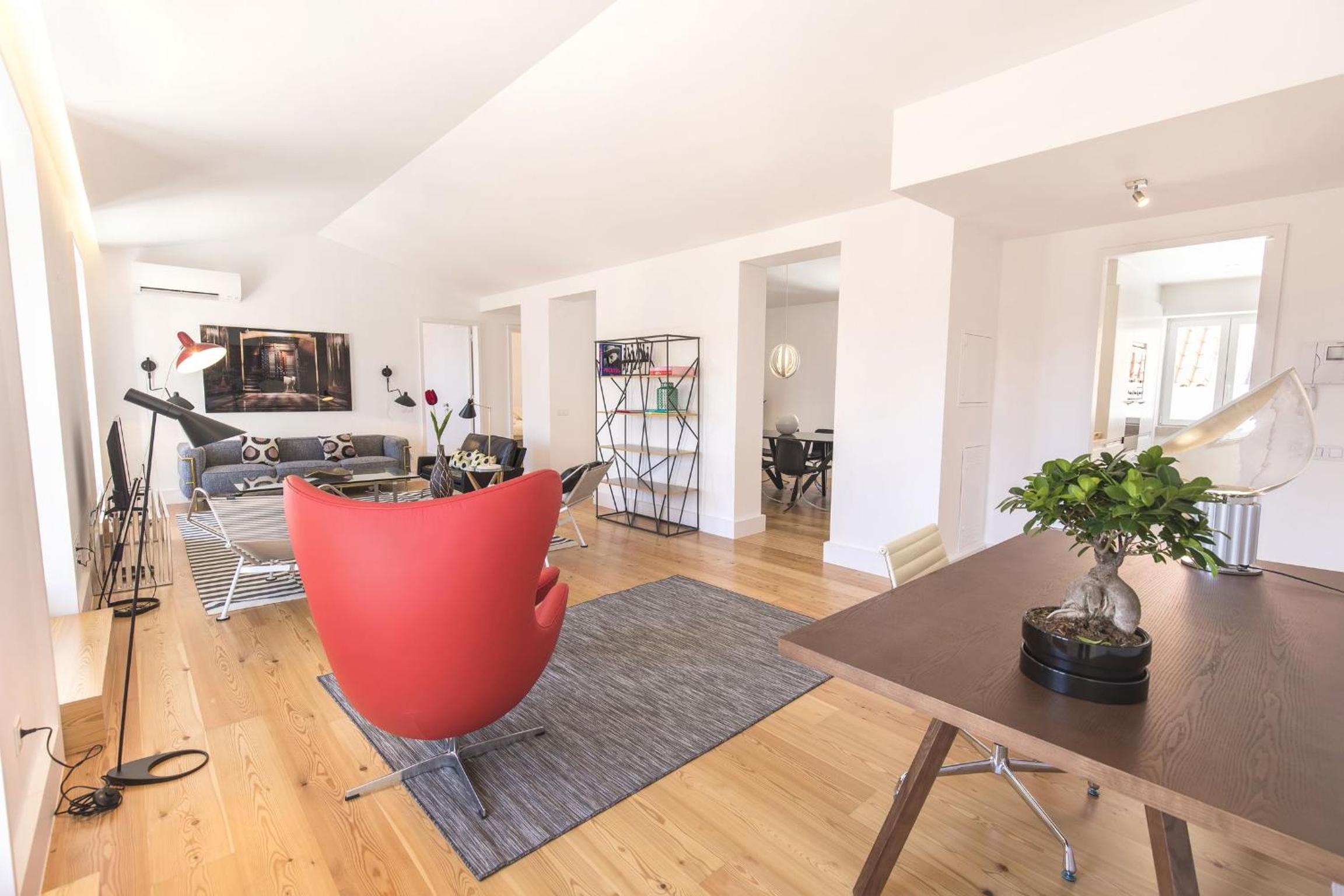 Apartment with Balcony - Photo 3