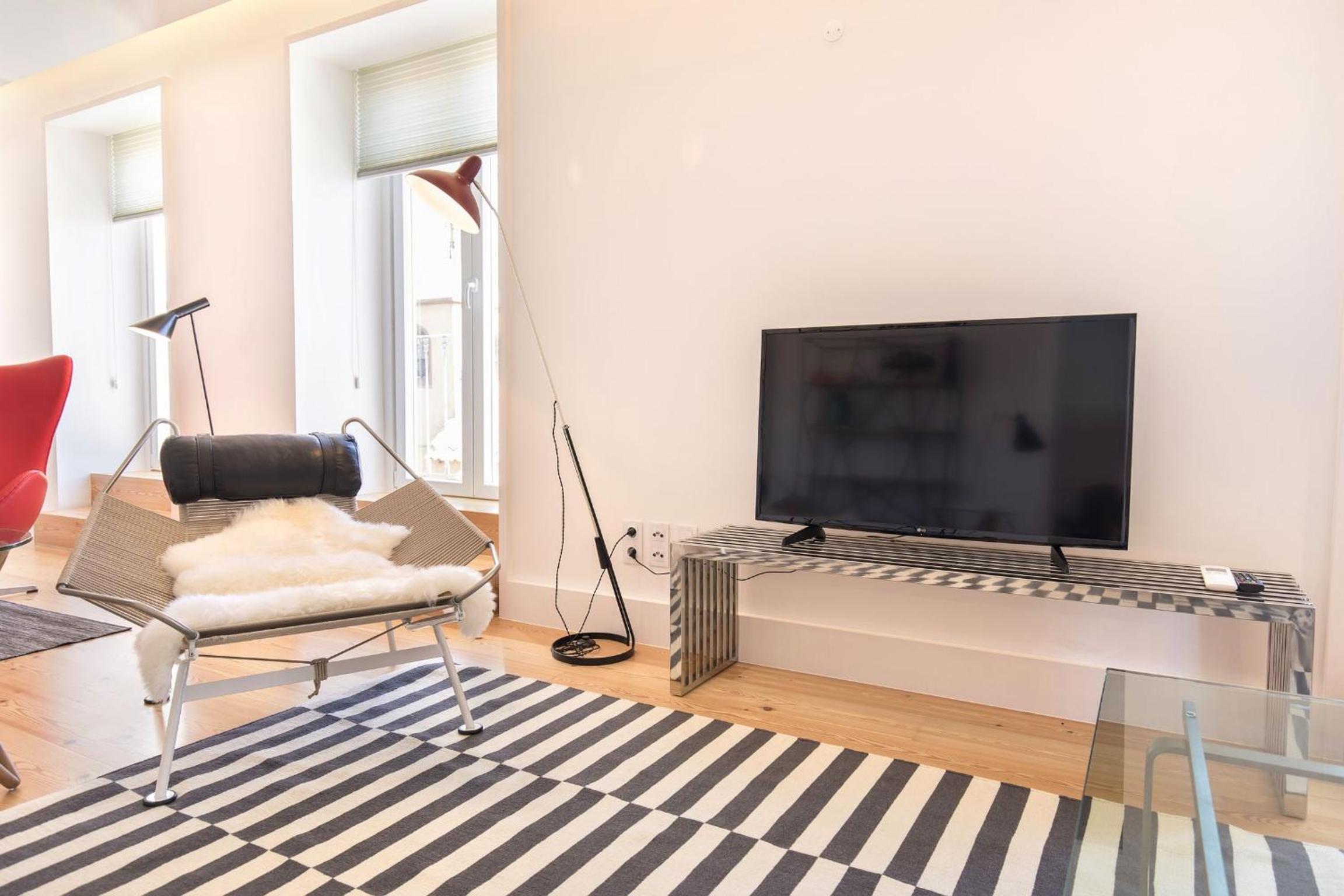 Apartment with Balcony - Photo 5