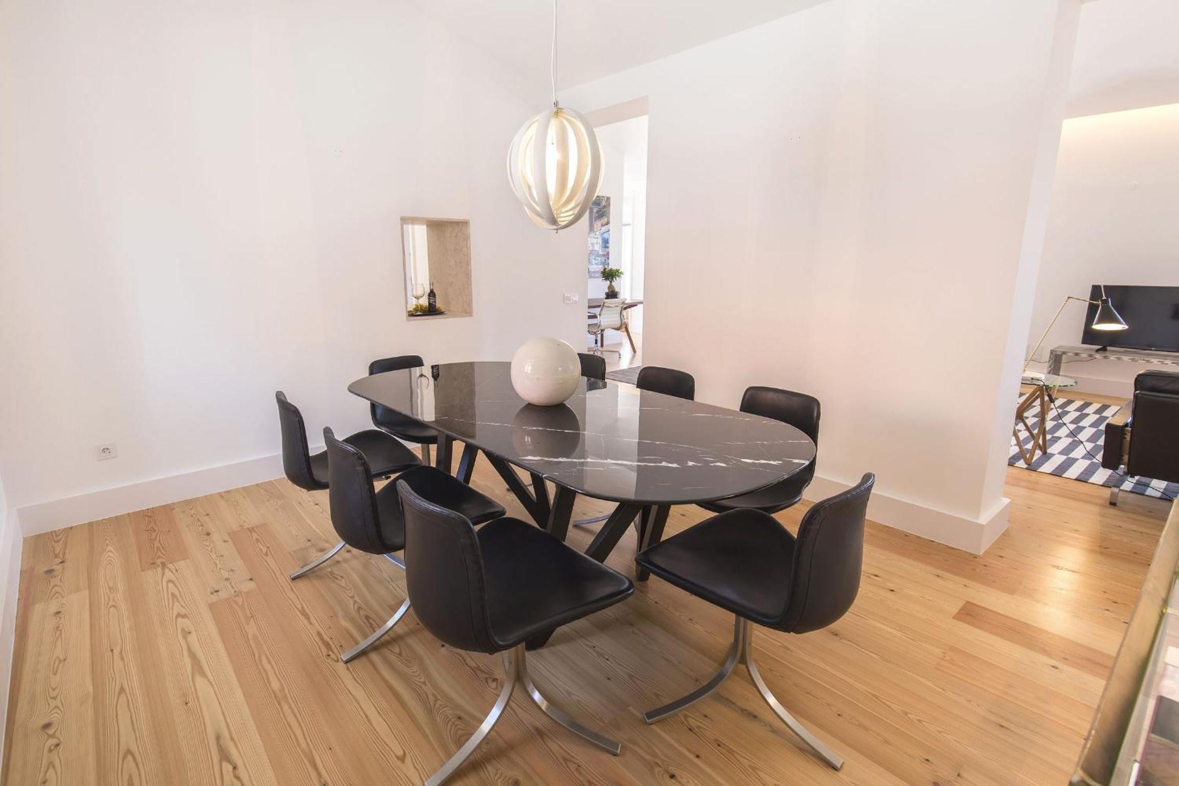 Apartment with Balcony - Photo 6