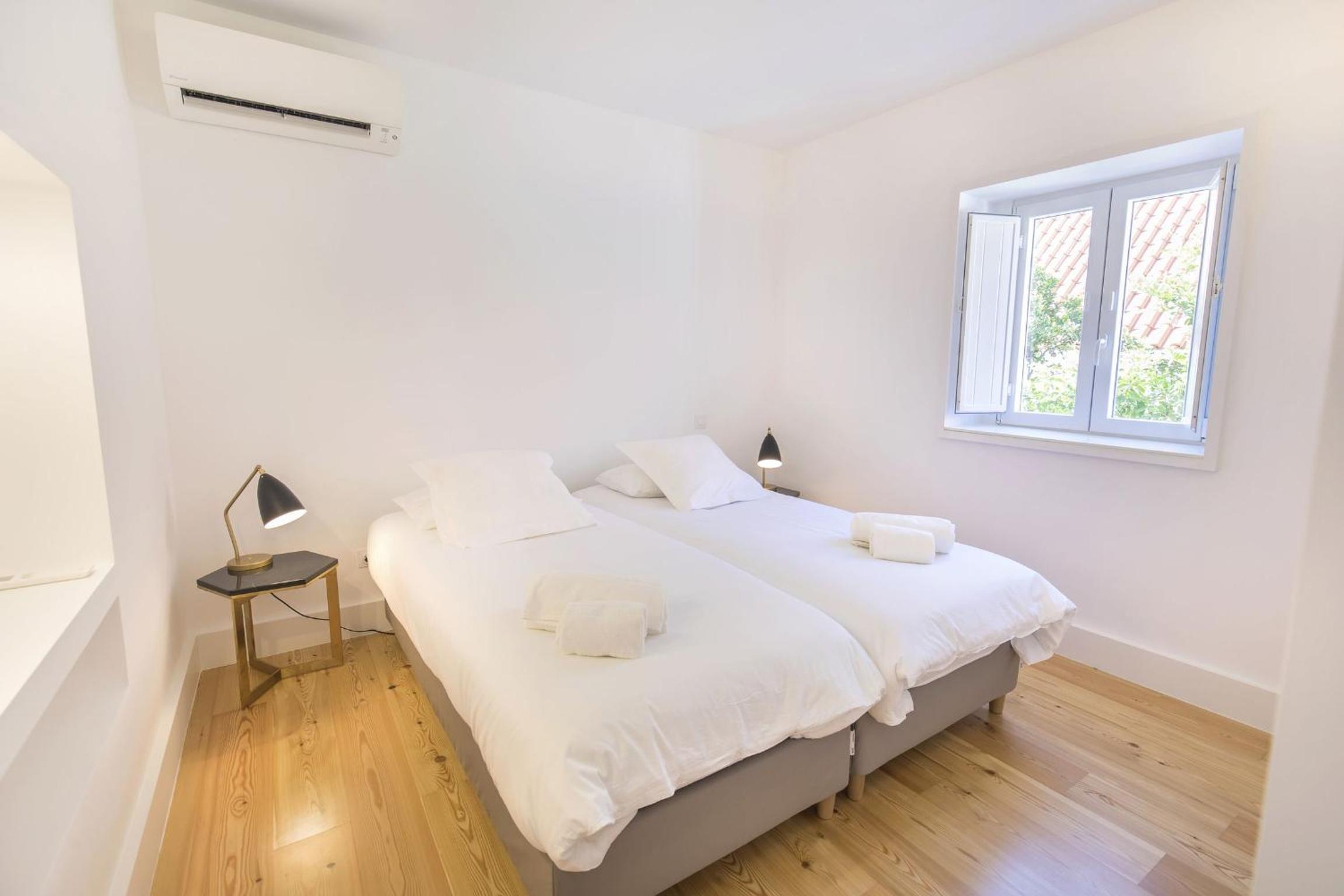 Apartment with Balcony - Photo 9