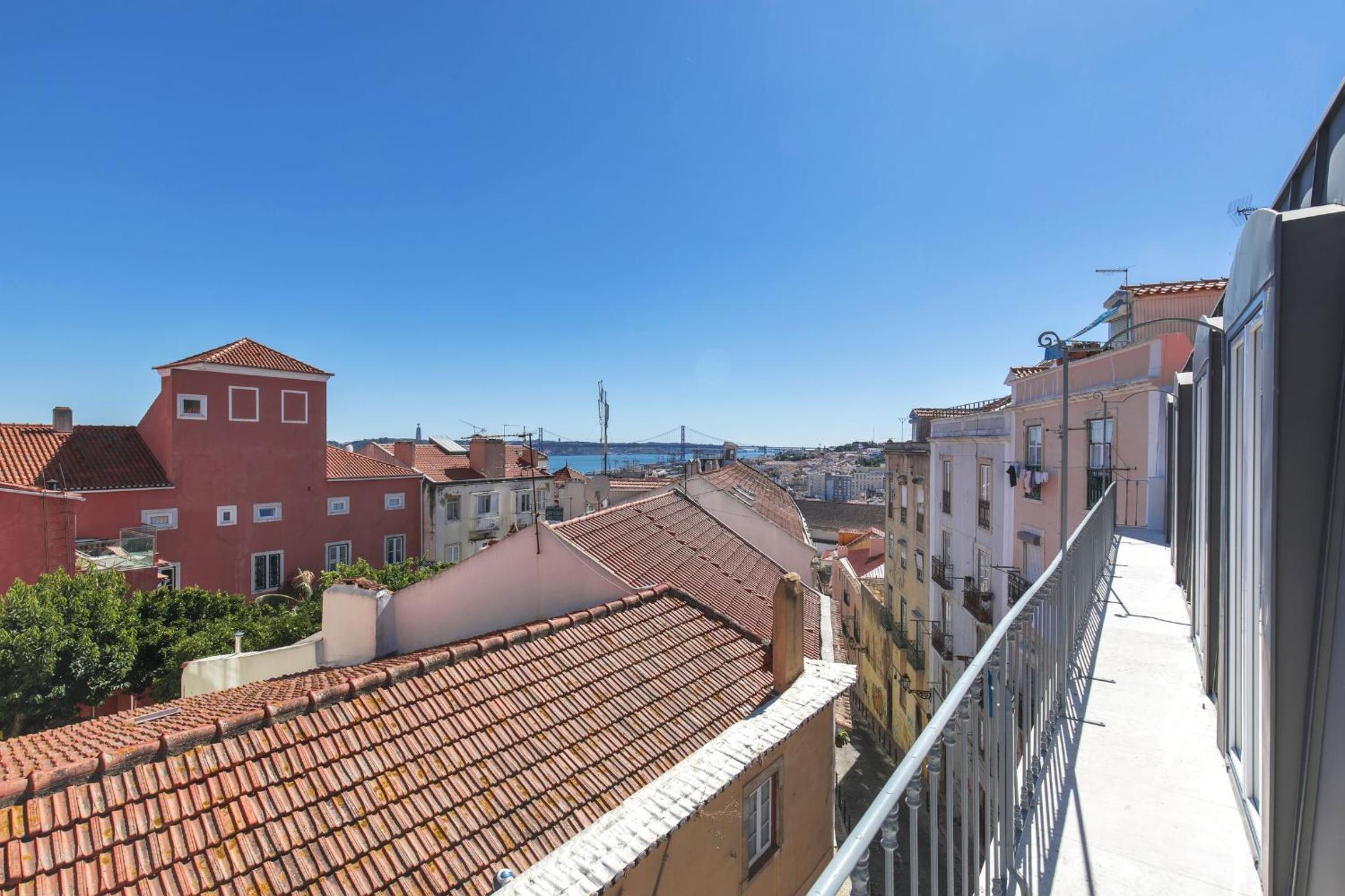 Apartment with Balcony - Photo 11