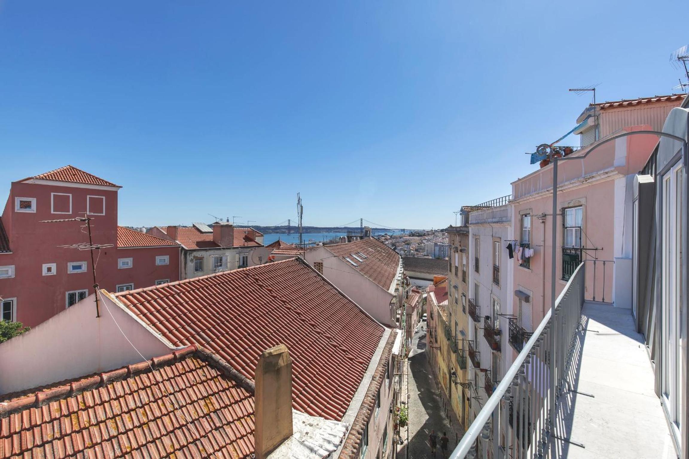 Apartment with Balcony - Photo 14
