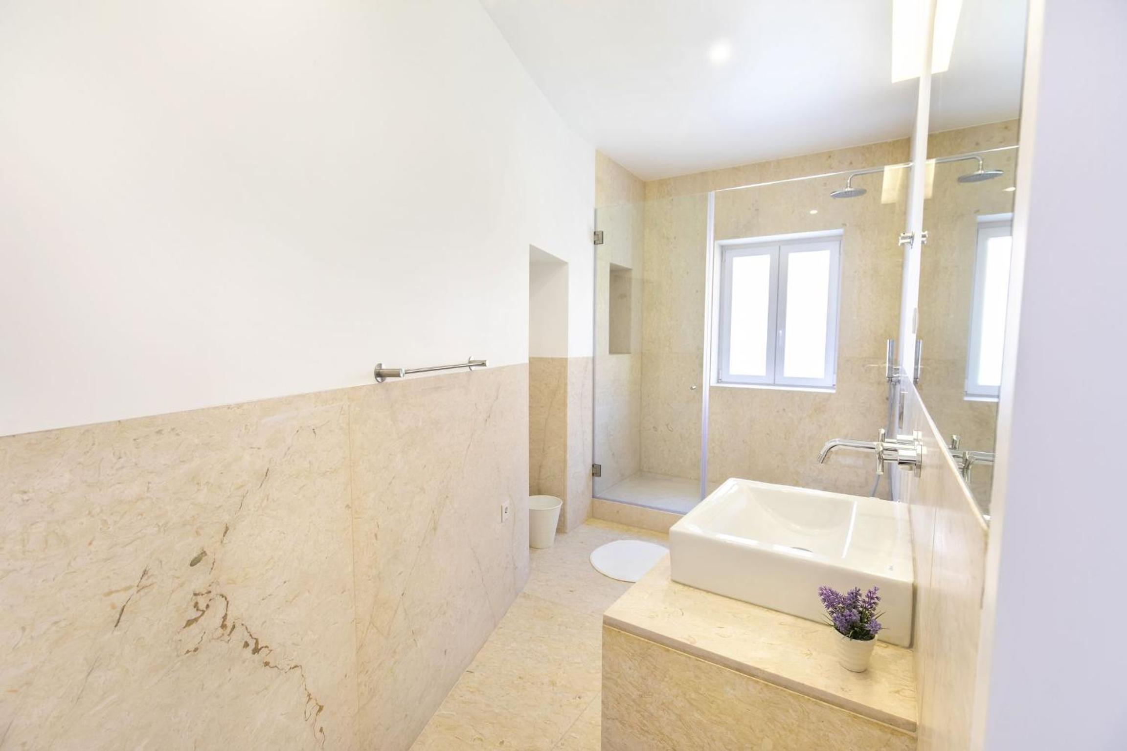 Apartment with Balcony - Photo 16