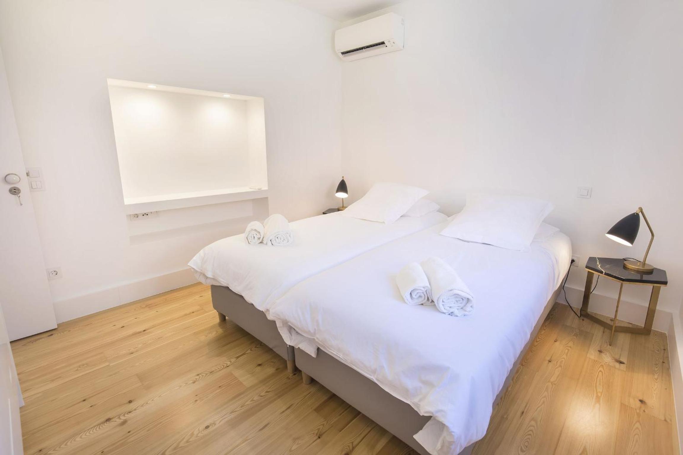 Apartment with Balcony - Photo 19