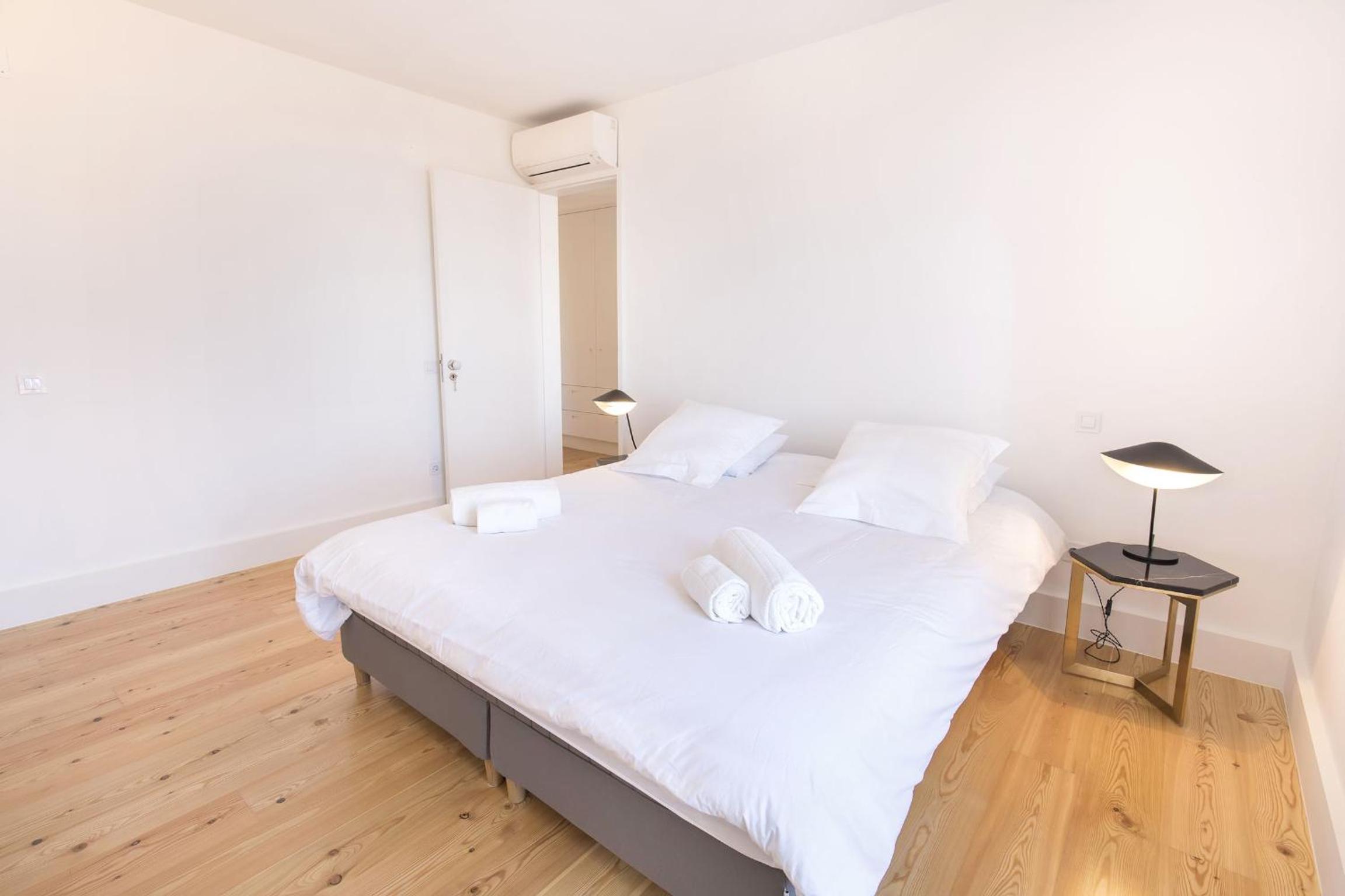 Apartment with Balcony - Photo 26