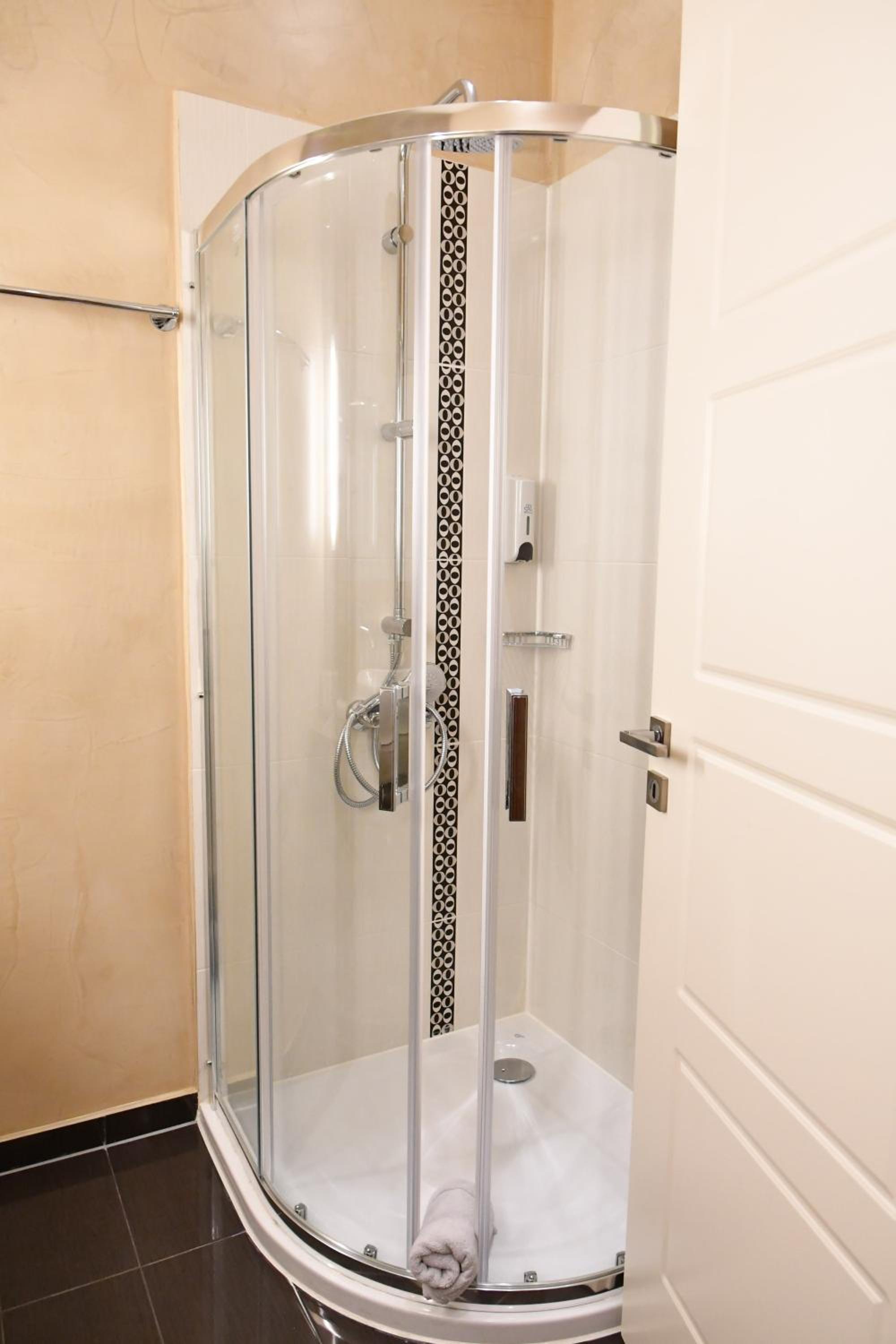 Triple Room with Balcony - Photo 11