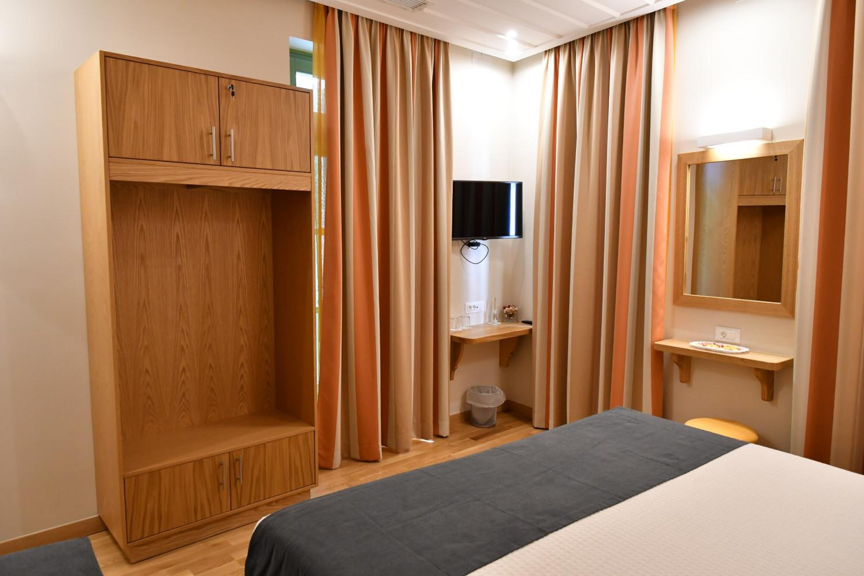 Triple Room with Balcony - Photo 12