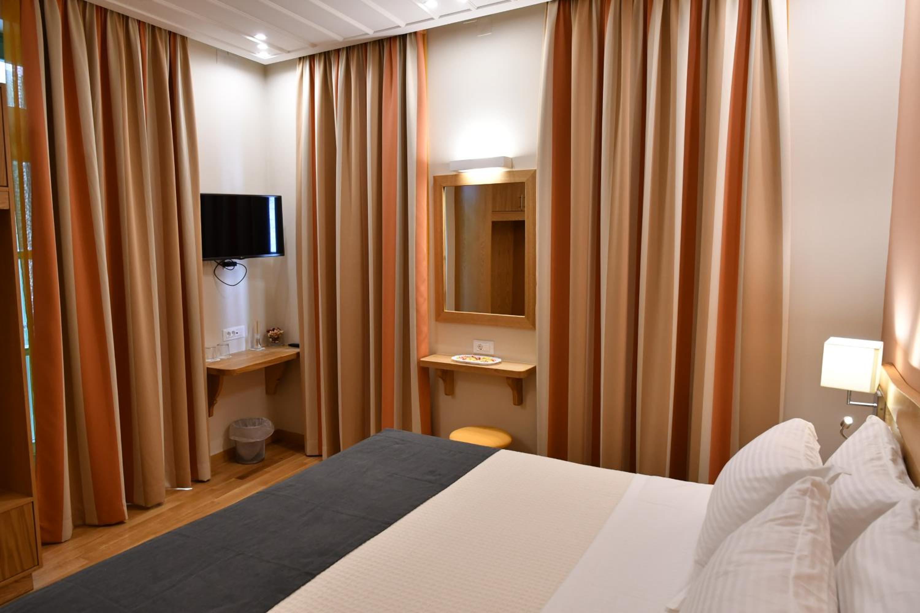 Triple Room with Balcony - Photo 10
