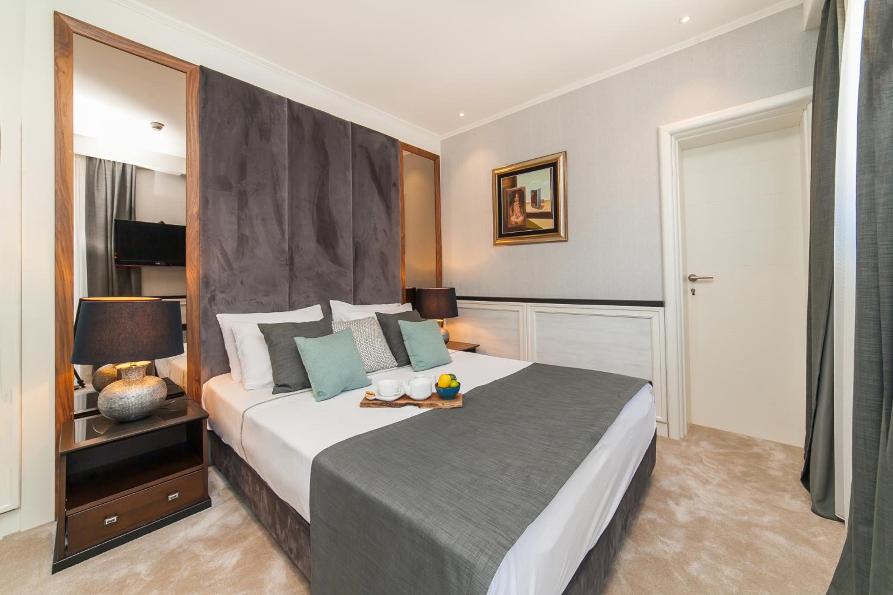 One-Bedroom Family Suite with Mountain View photo 3
