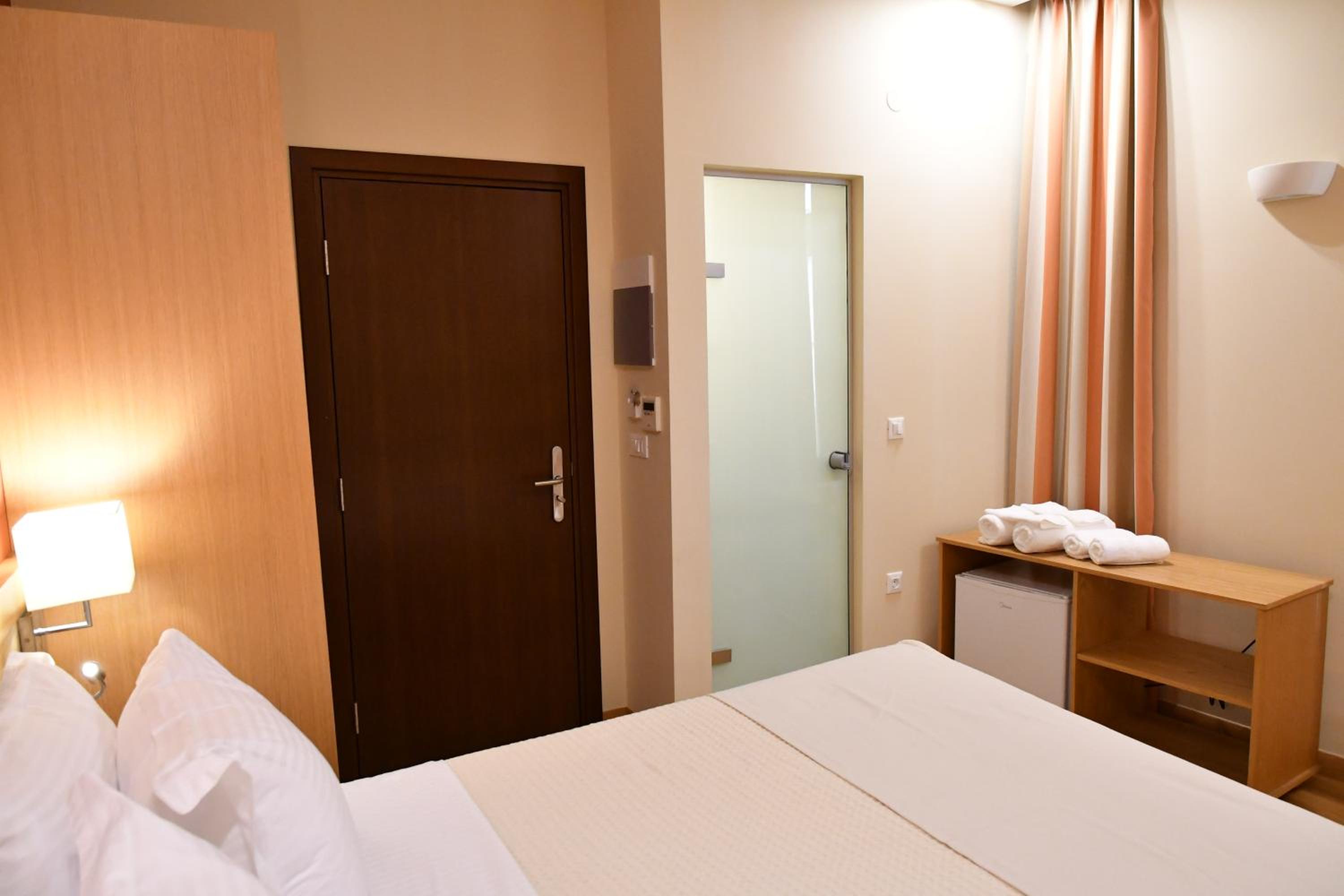 Double or Twin Room with Balcony - Photo 10