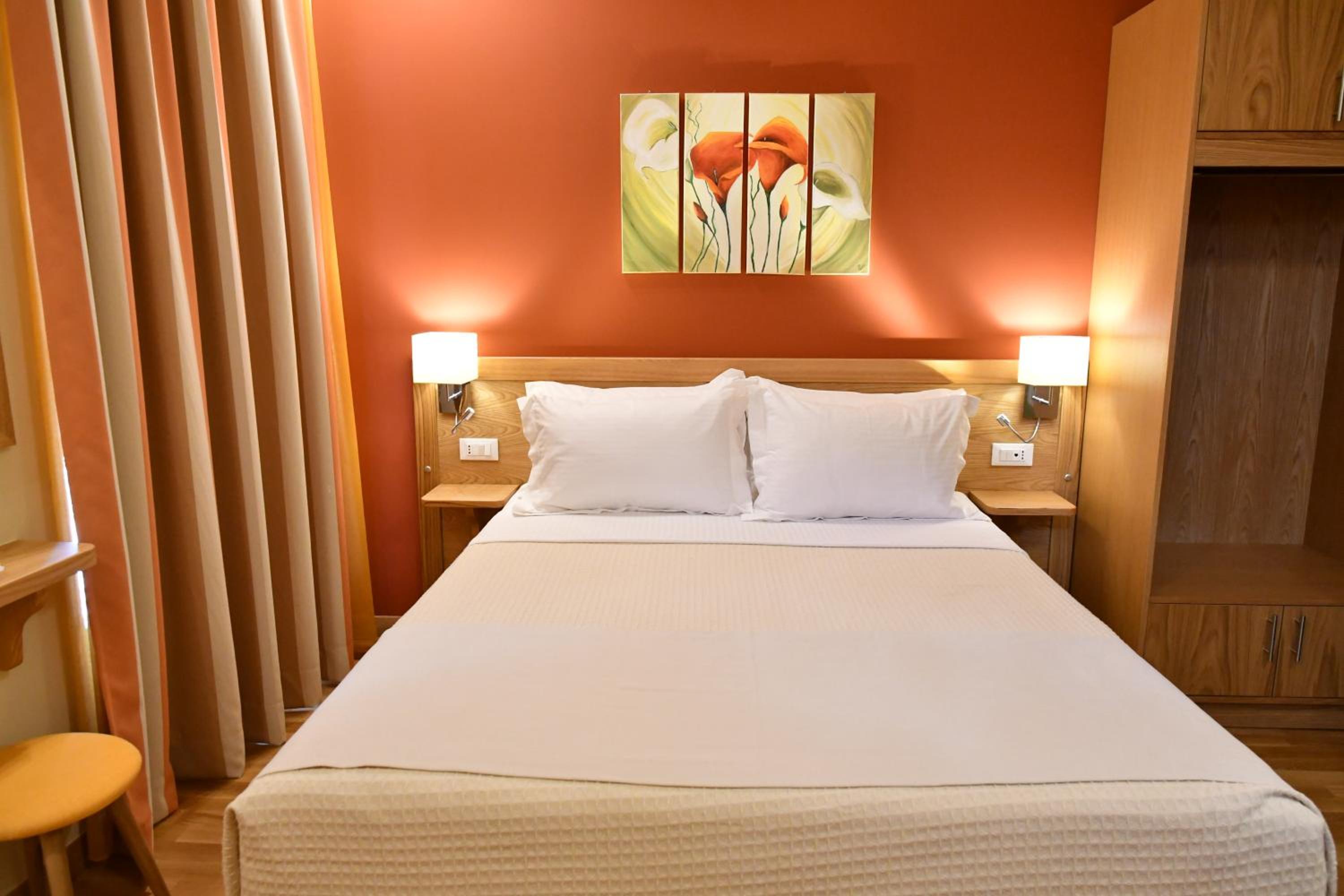 Double or Twin Room with Balcony - Photo 4