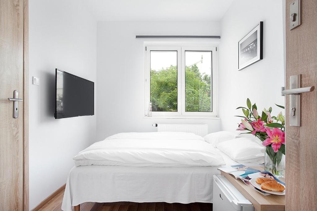 Budget Double Room - Photo 1