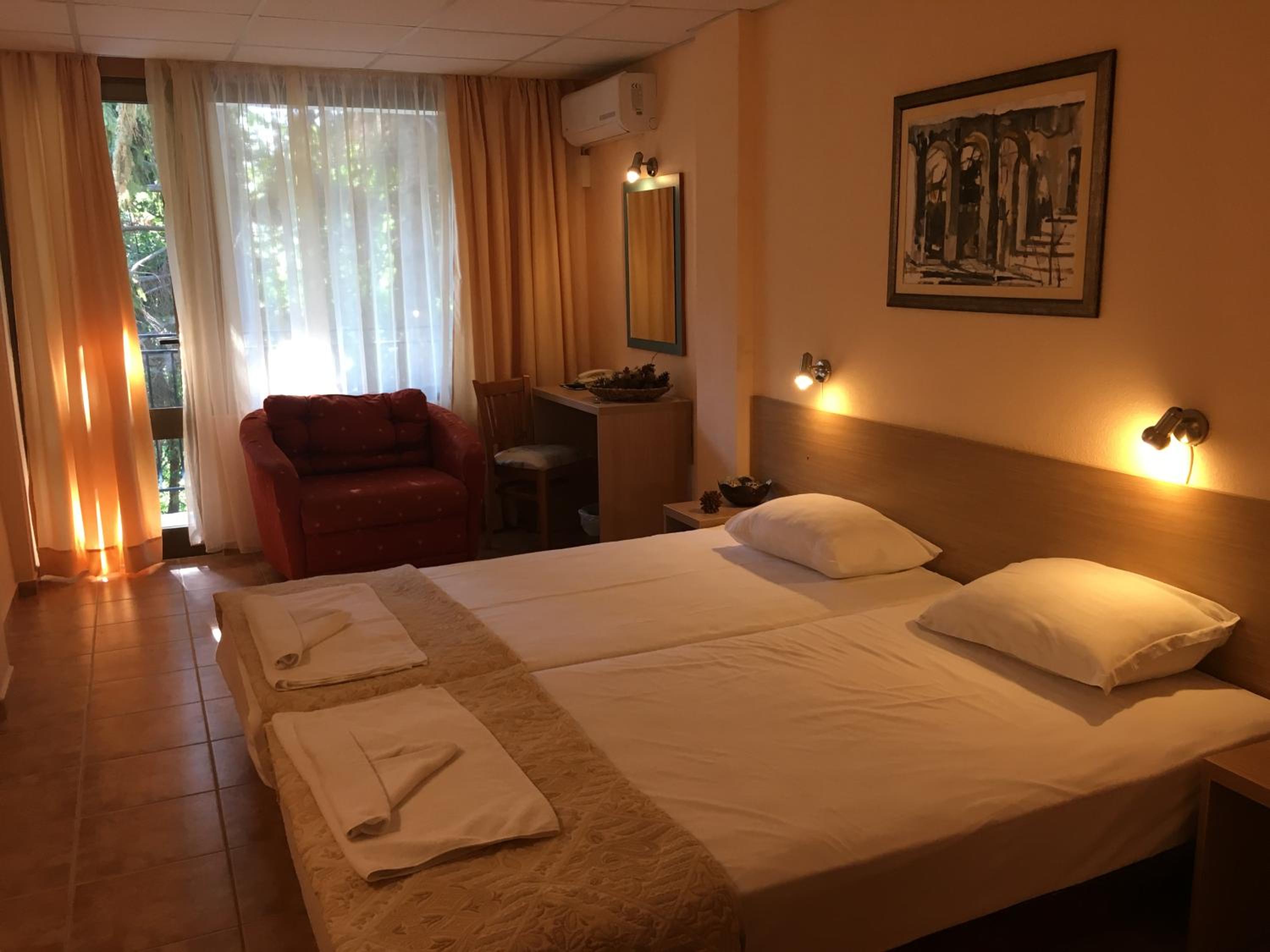 Twin Room with Balcony and Park View photo 1