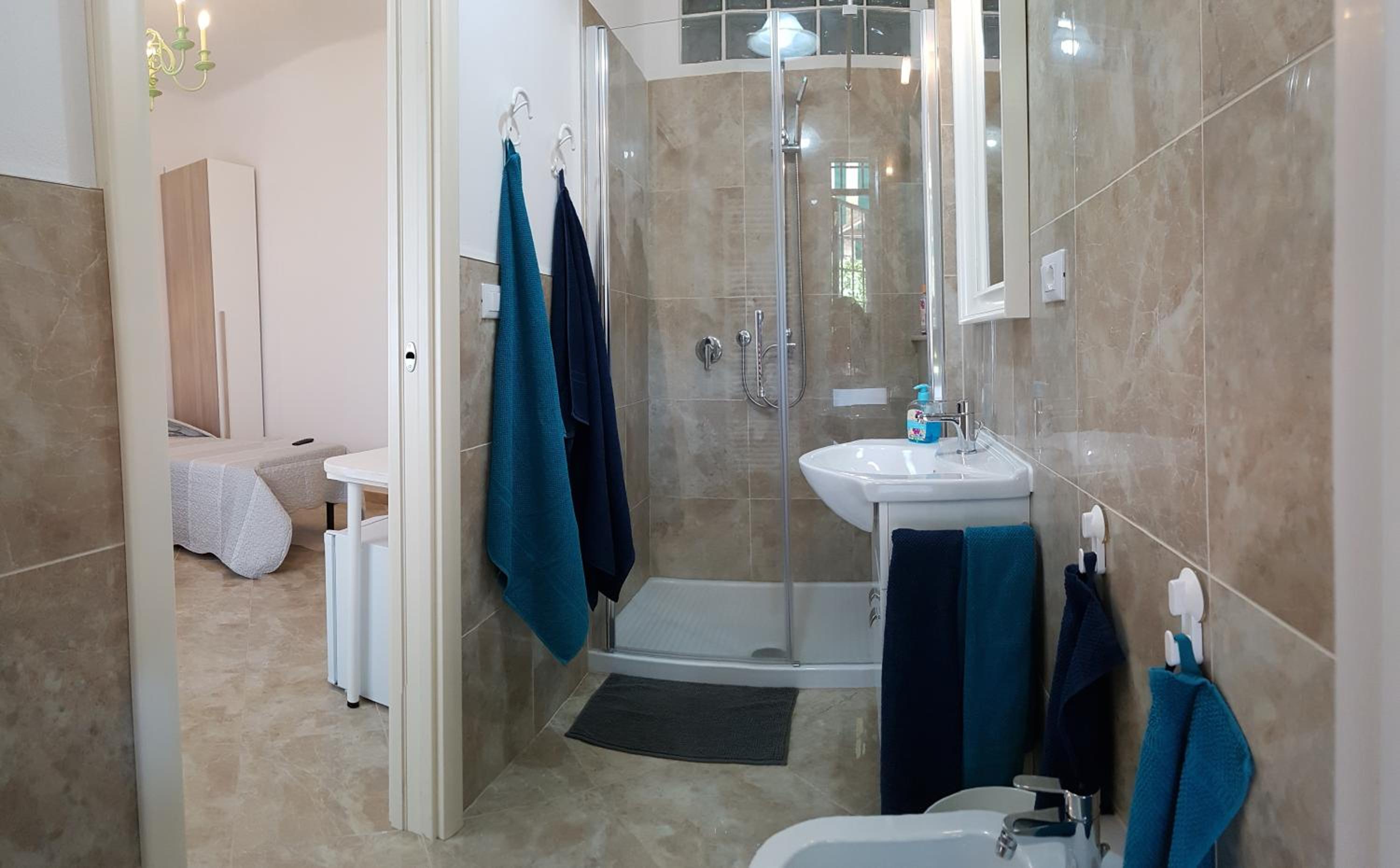 Twin Room with Private Bathroom - Photo 24