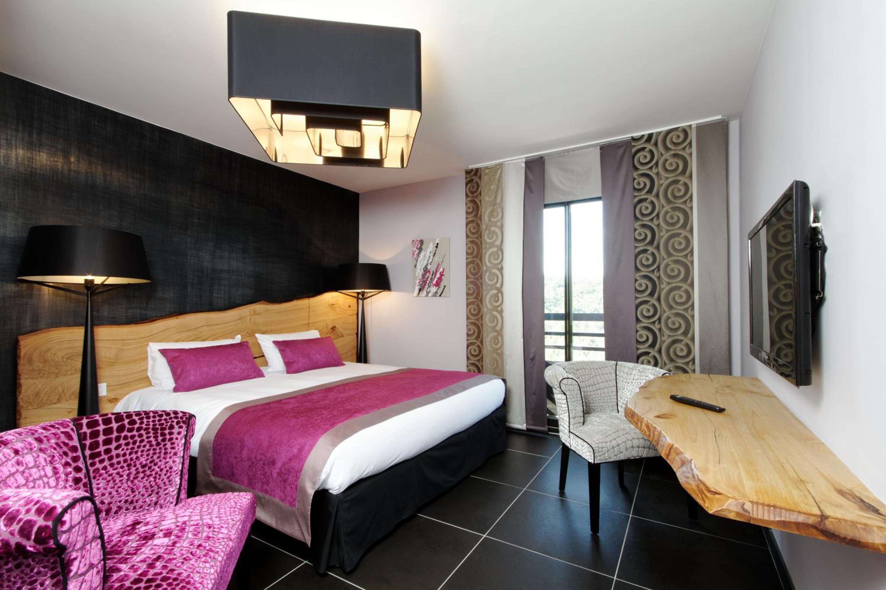 Privilege Room with Double Bed and Pool View - Photo 7