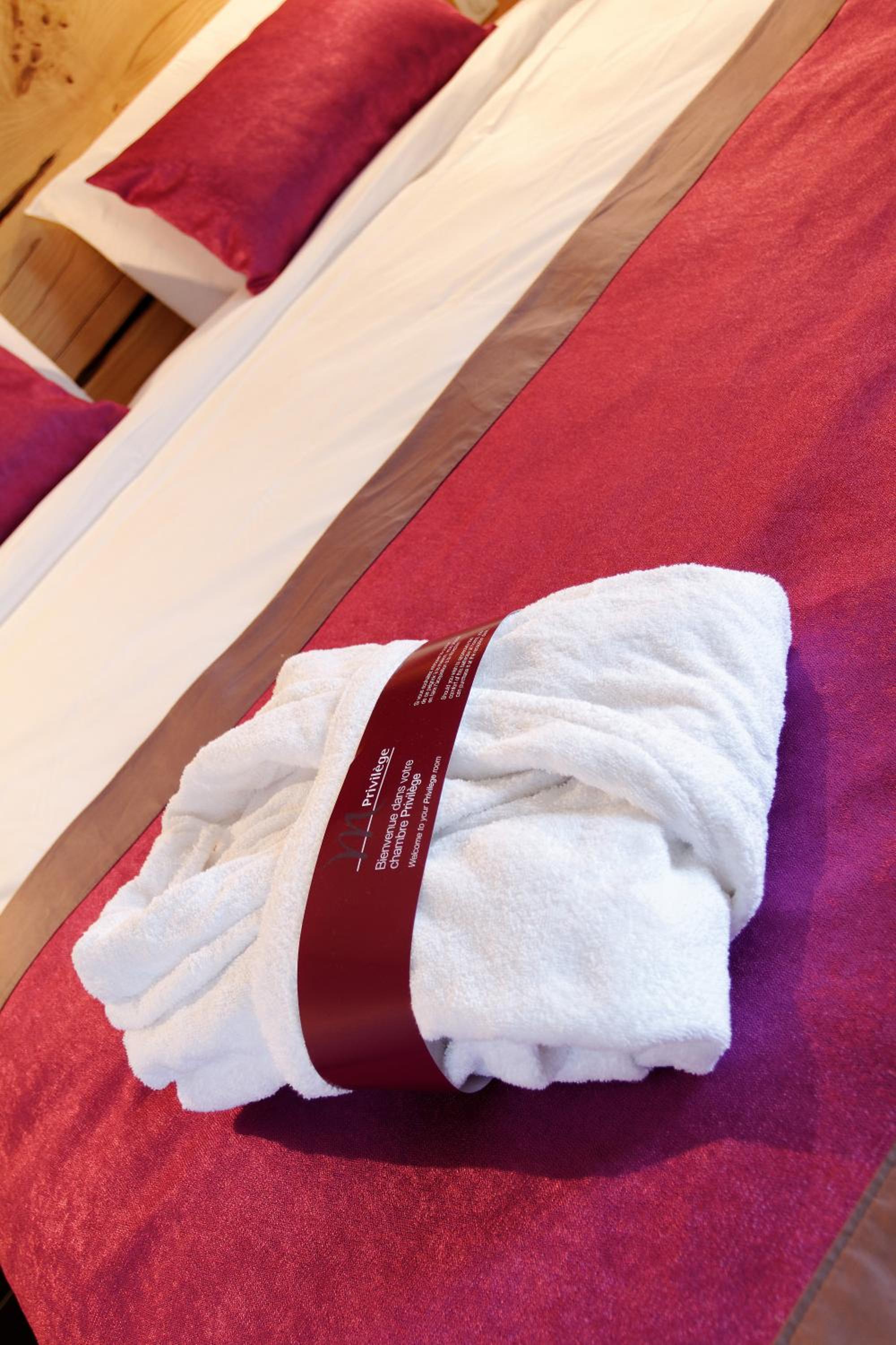 Privilege Room with Double Bed and Pool View - Photo 6