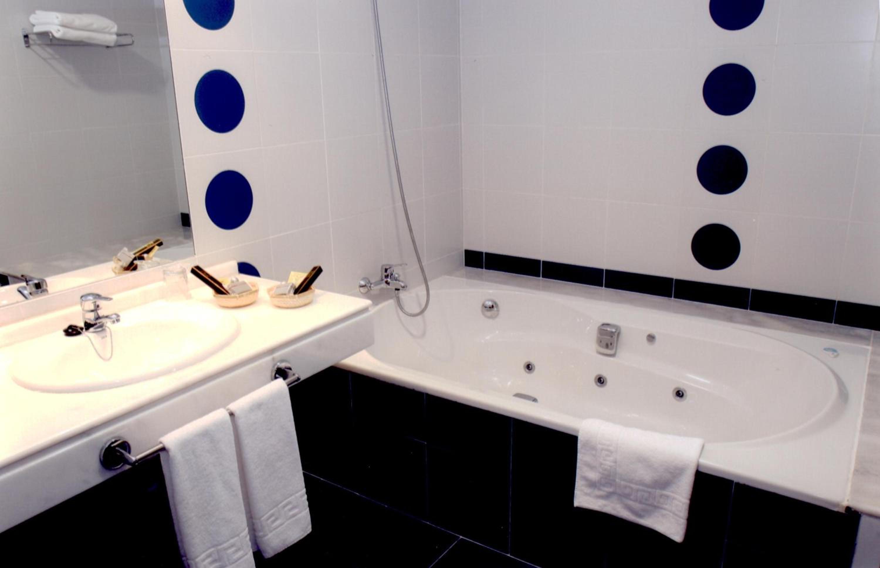 Double or Twin Room - Photo 5