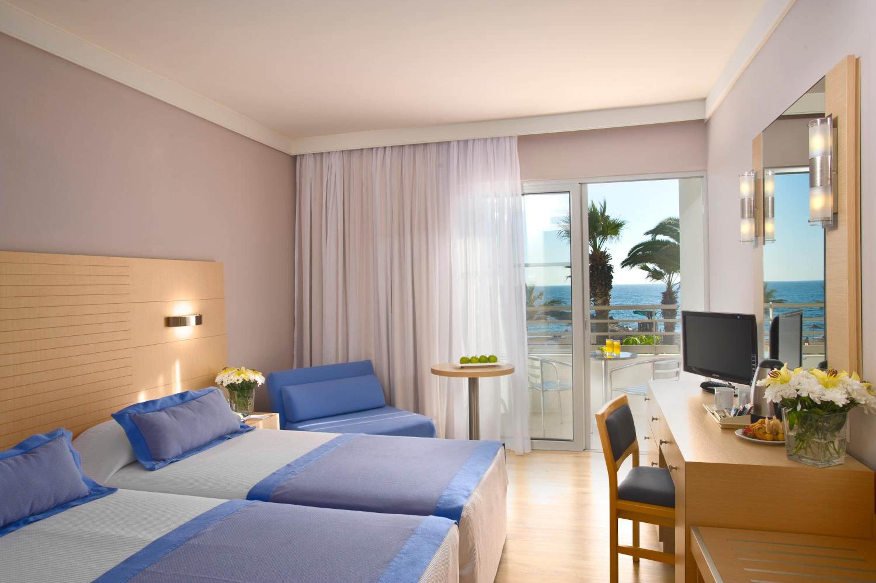 Double or Twin Room with Sea View - Photo 10