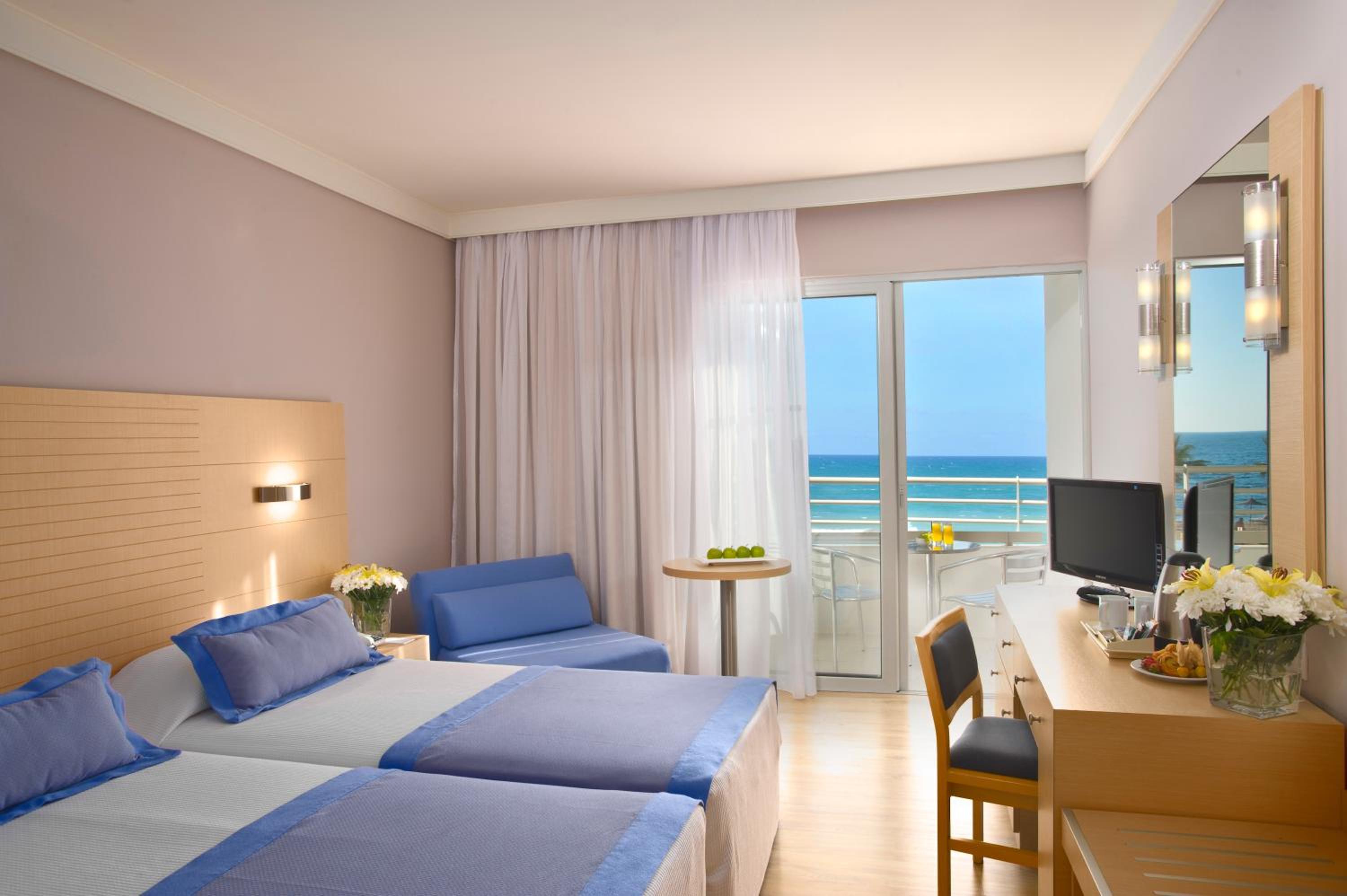 Double or Twin Room with Sea View - Photo 3