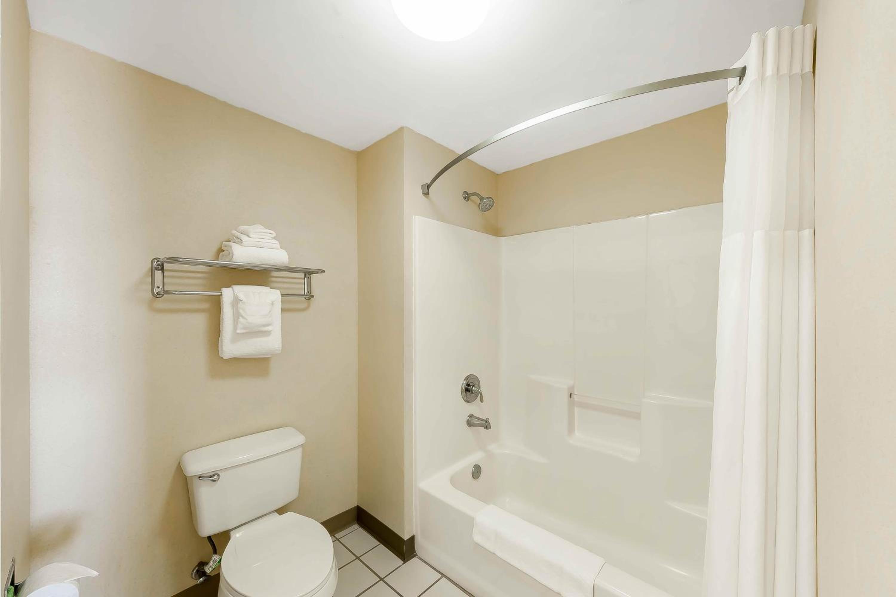Double Room with Two Double Beds - Accessible/Non-Smoking - Photo 1