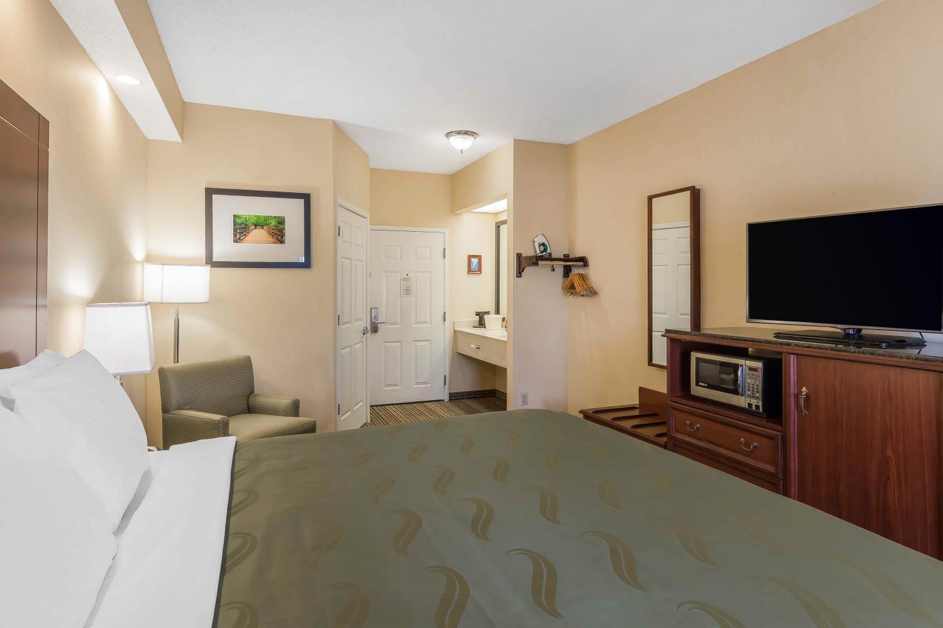 King Room - Non-Smoking photo 3