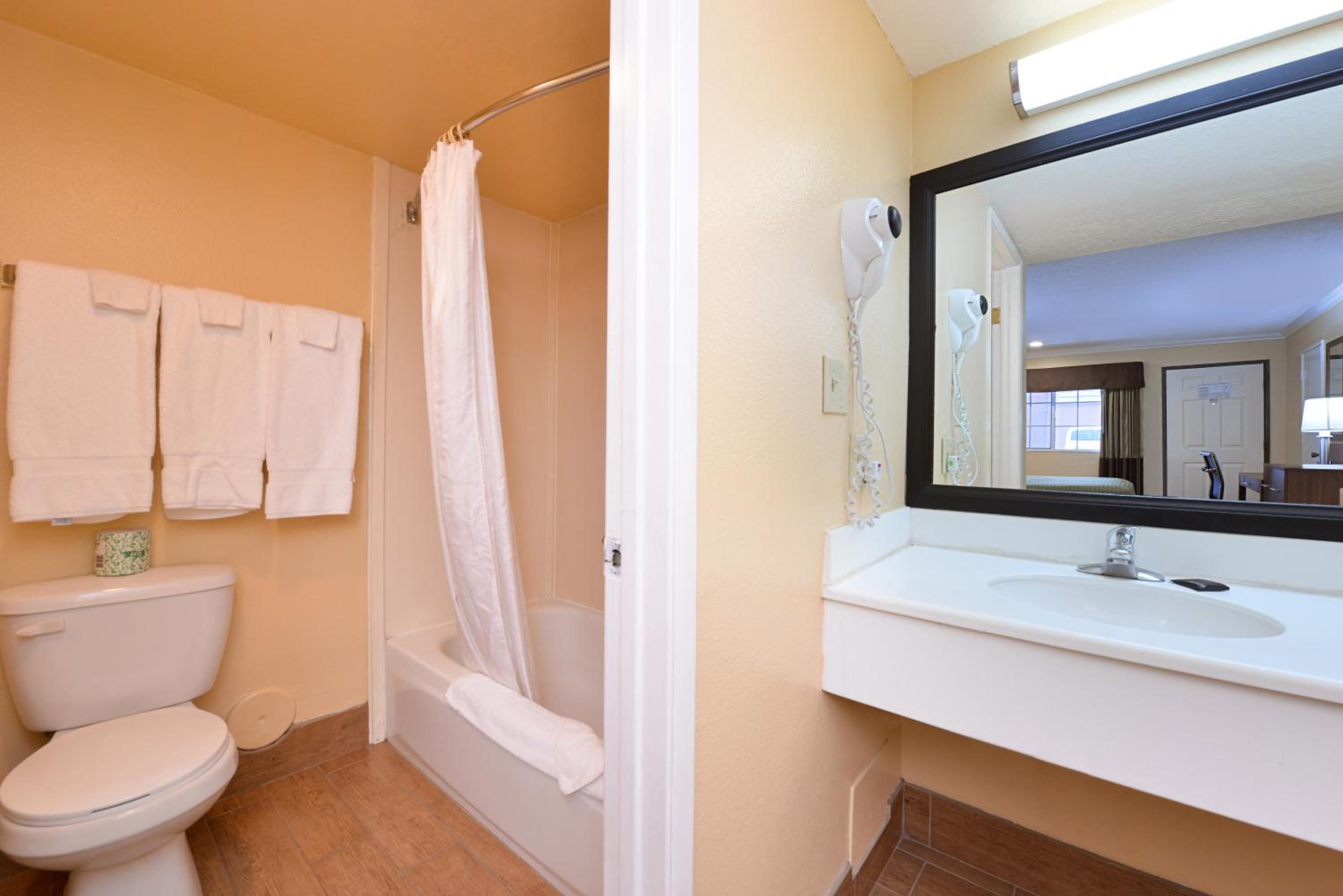 Queen Room with Two Queen Beds - Photo 4