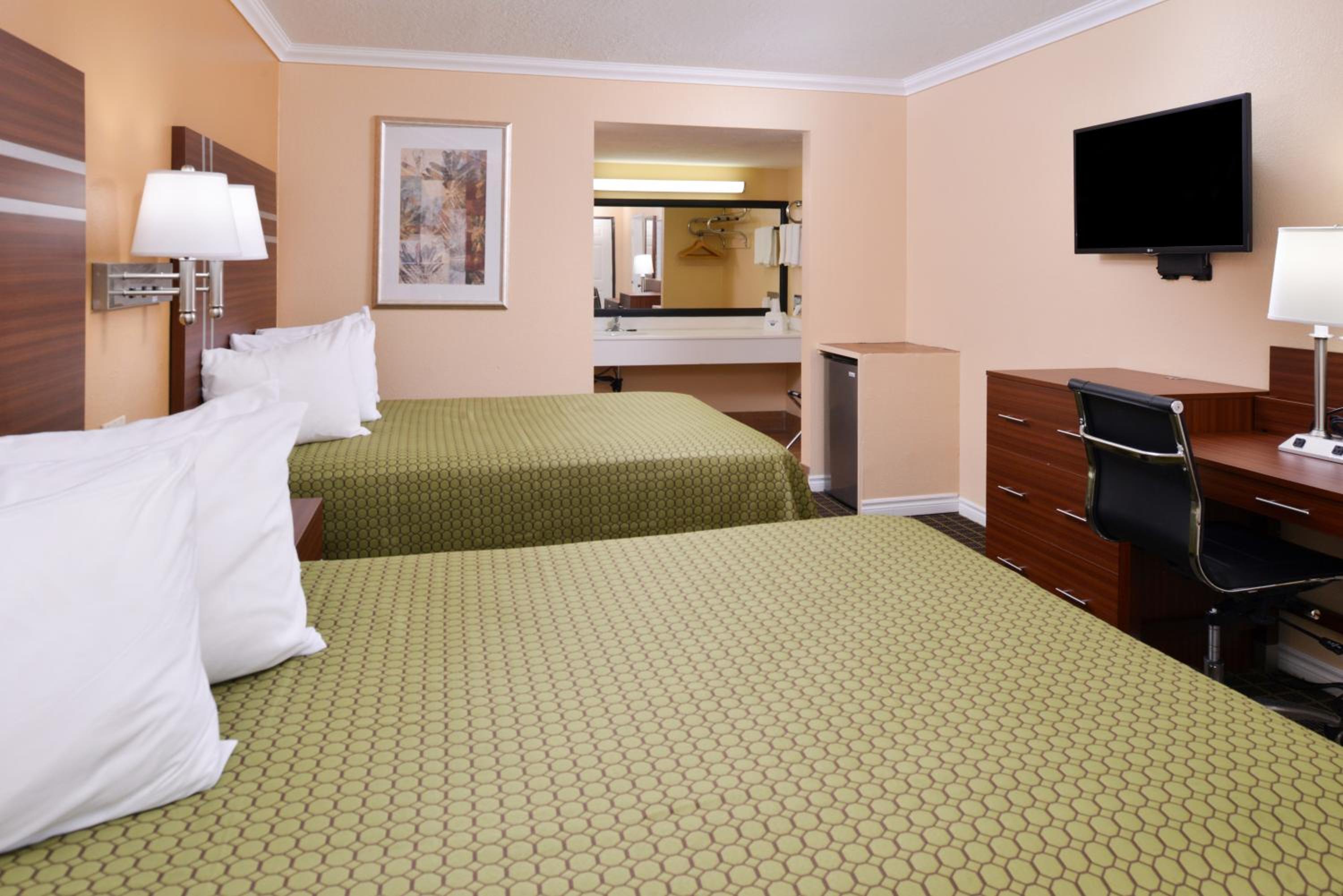 Queen Room with Two Queen Beds - Photo 3