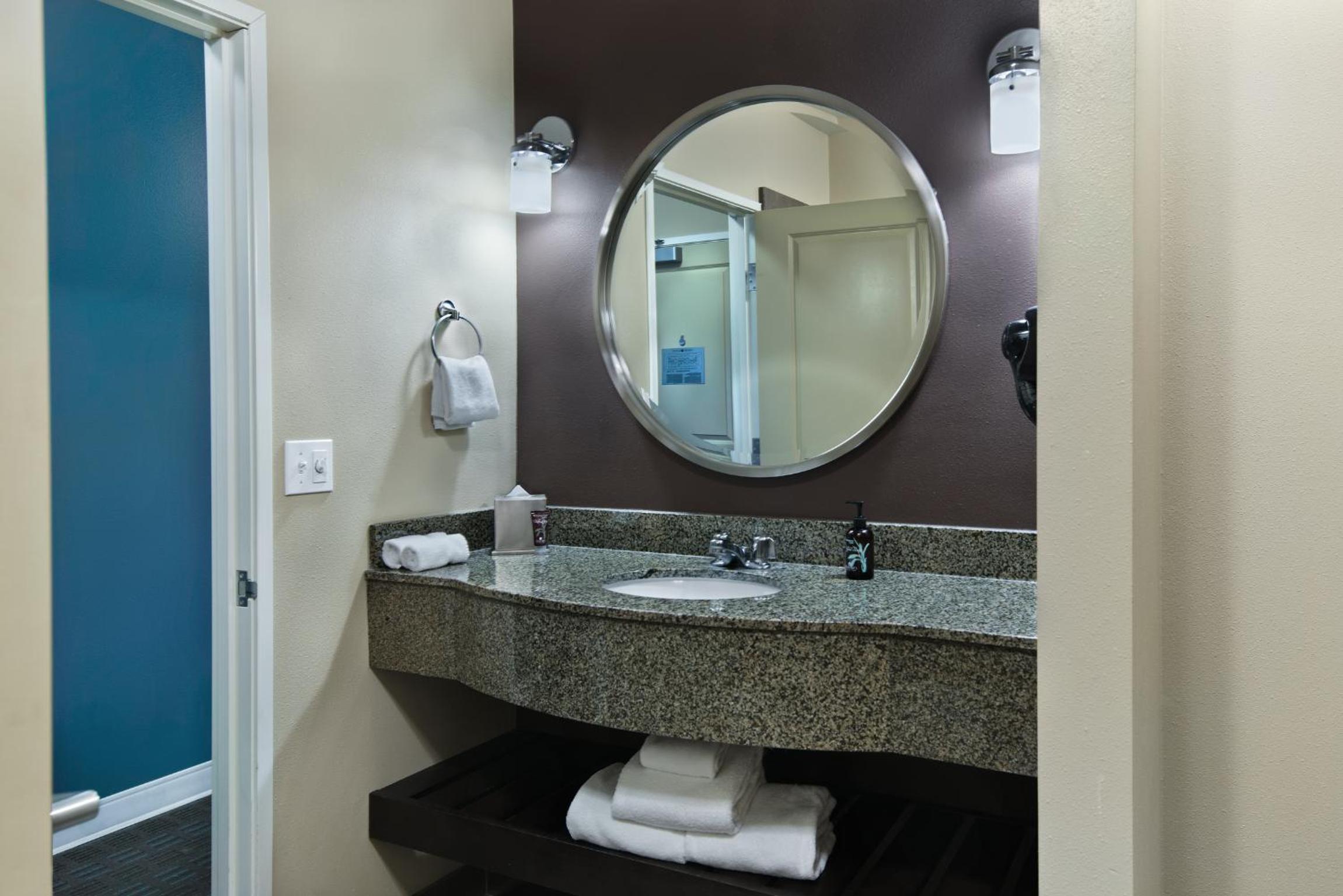 Bay View King Suite  photo 3