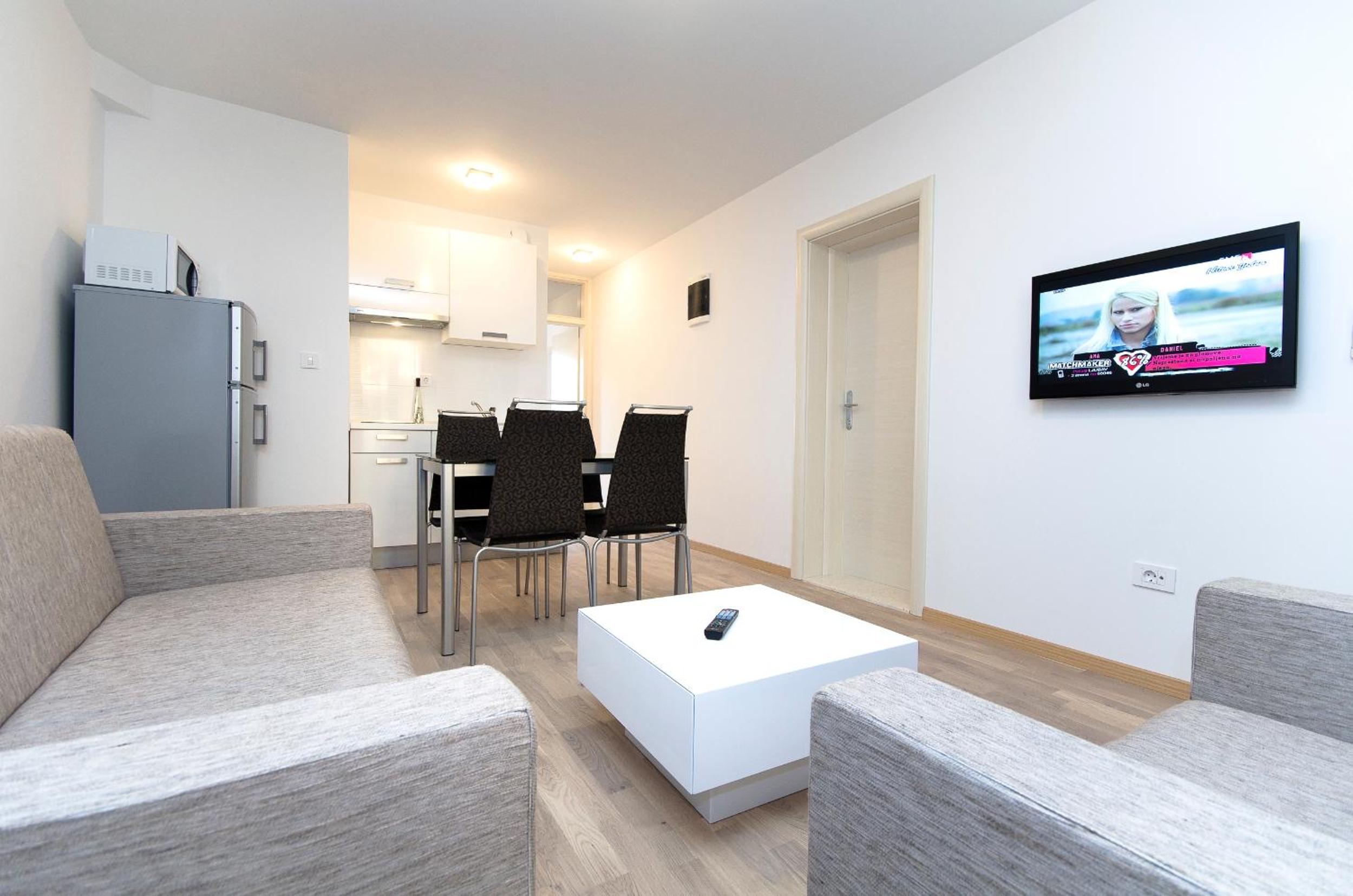 Comfort One-Bedroom Apartment with Terrace (2-4 Adults)