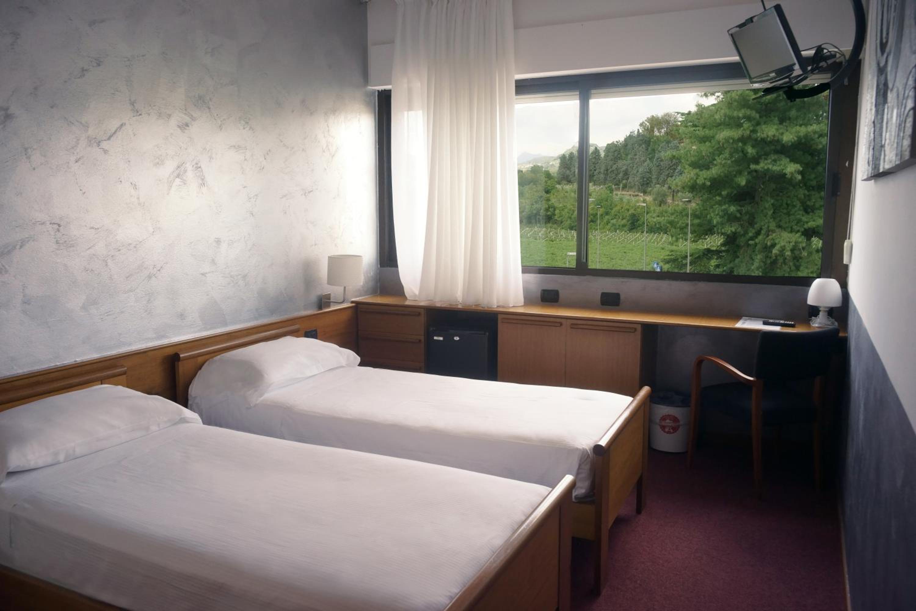 Twin Room thumbnail 5