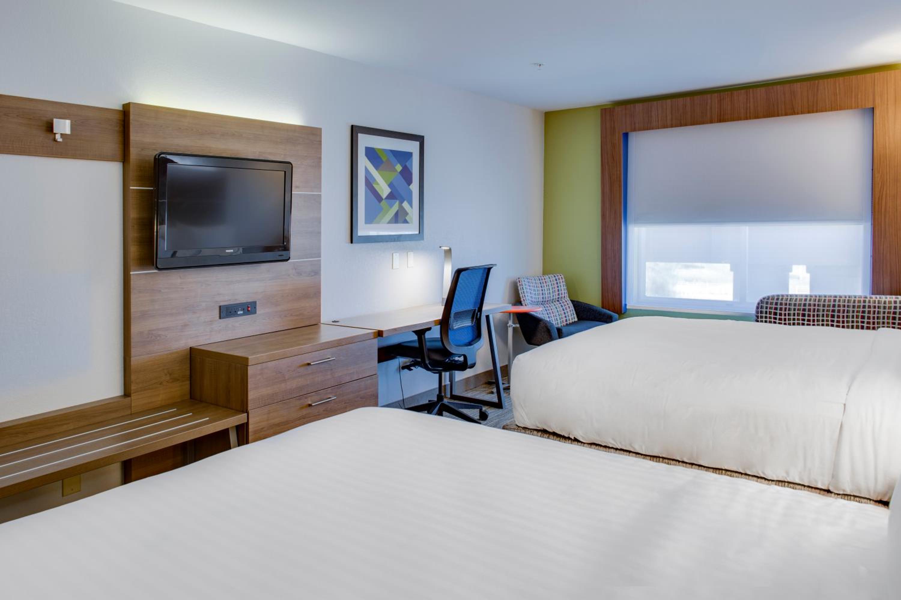 Standard Queen Room with Two Queen Beds - Photo 3
