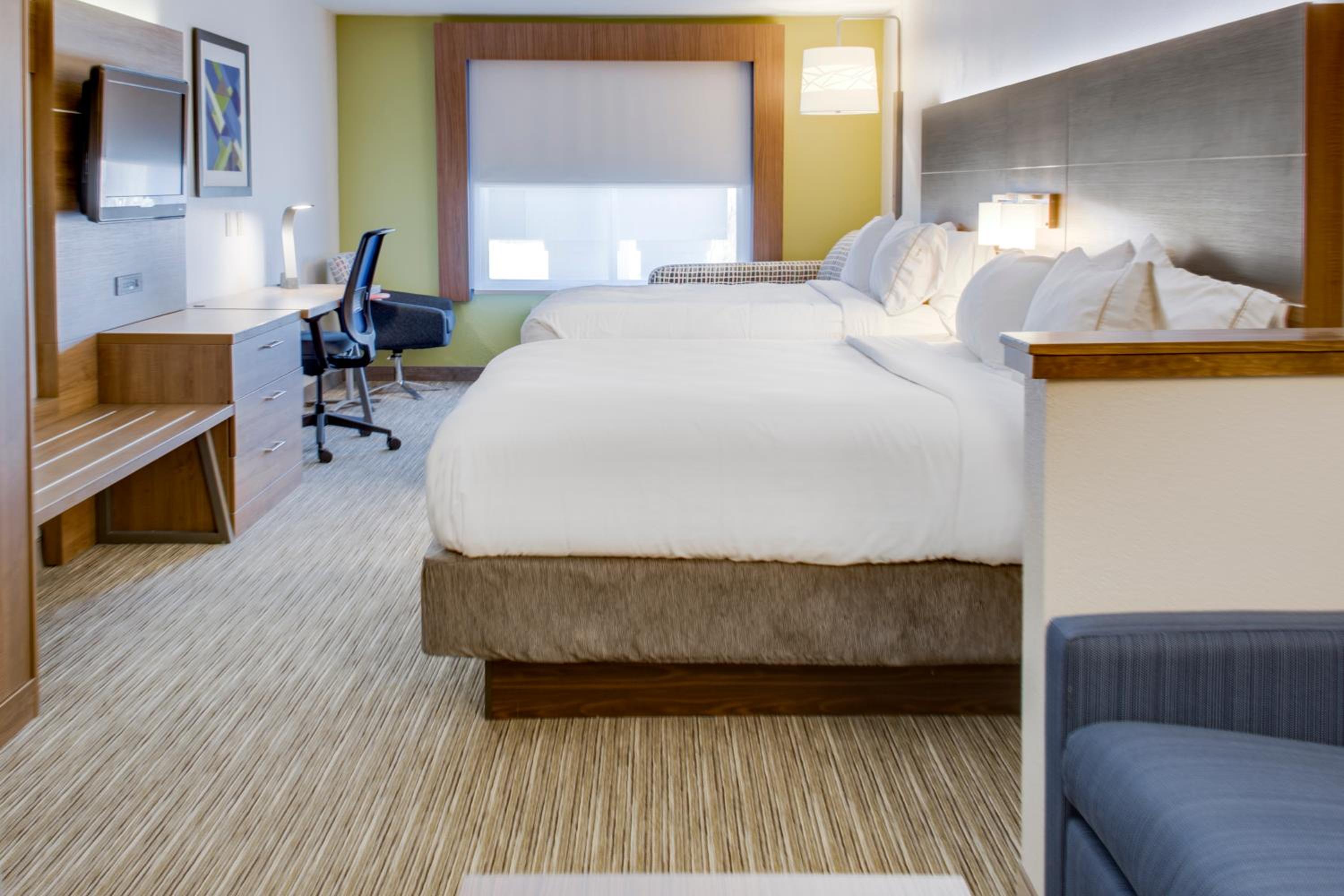 Standard Queen Room with Two Queen Beds - Photo 5