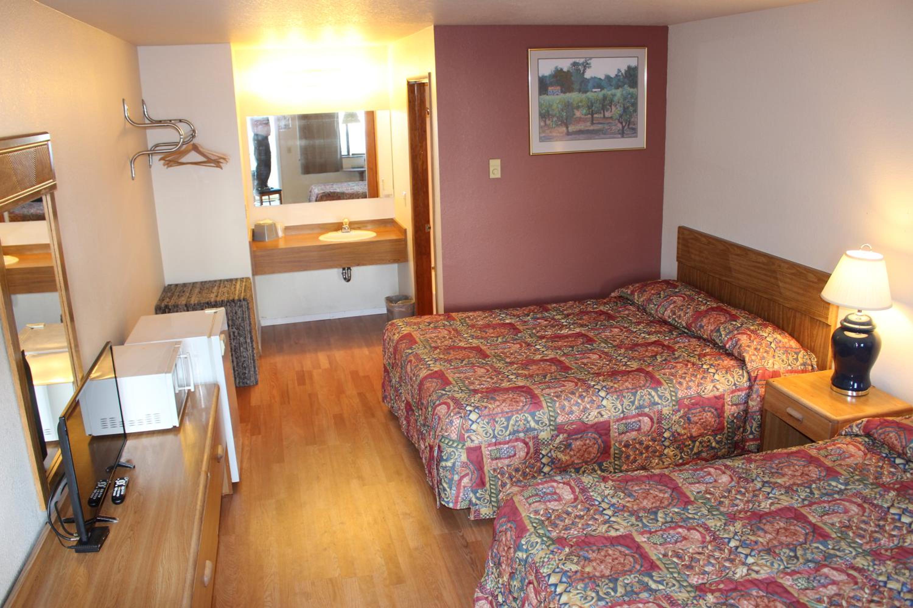 Queen Room with Two Queen Beds - Non-Smoking photo 1